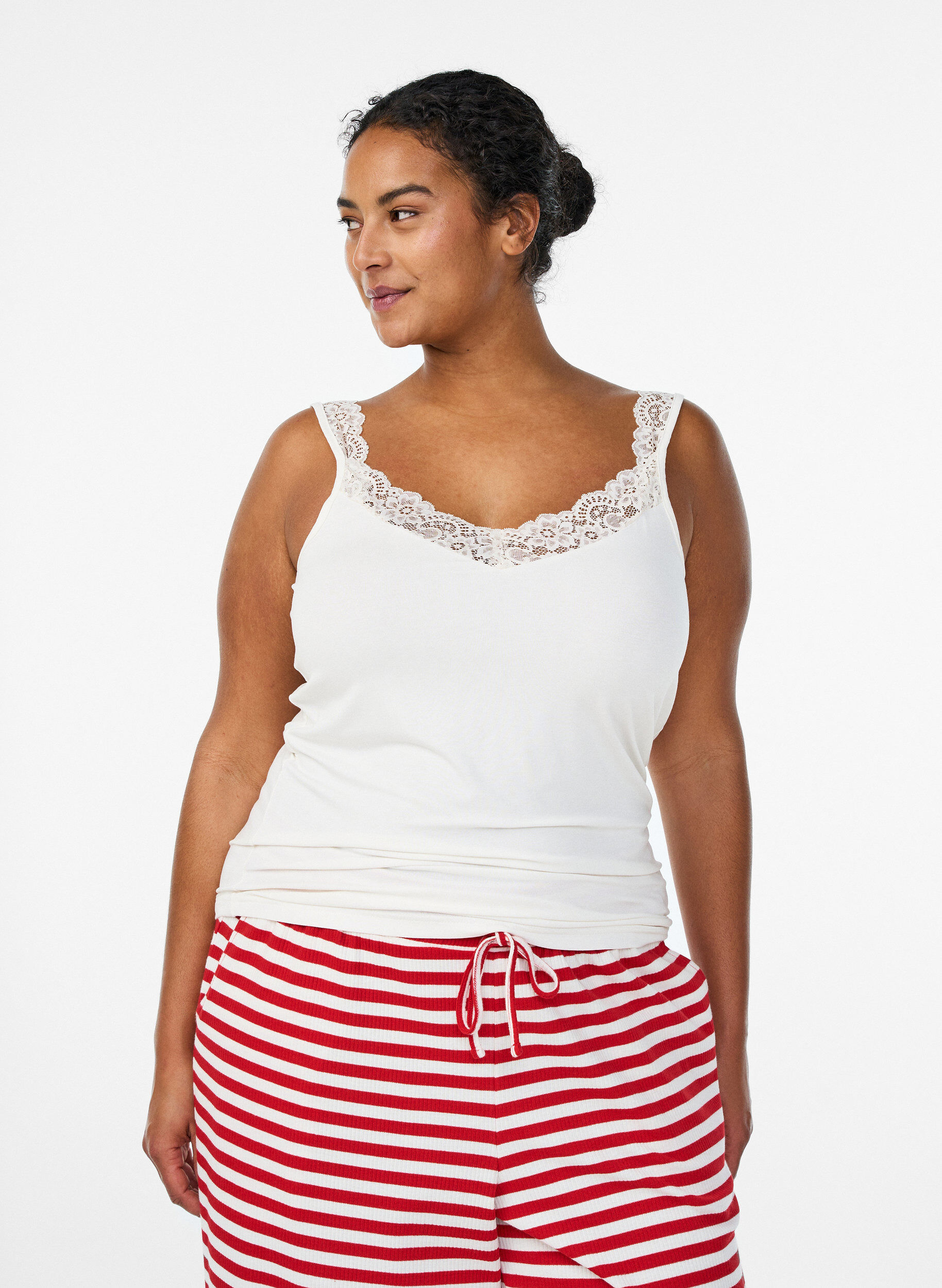 Top en viscose avec bord en dentelle, Vanille, Model