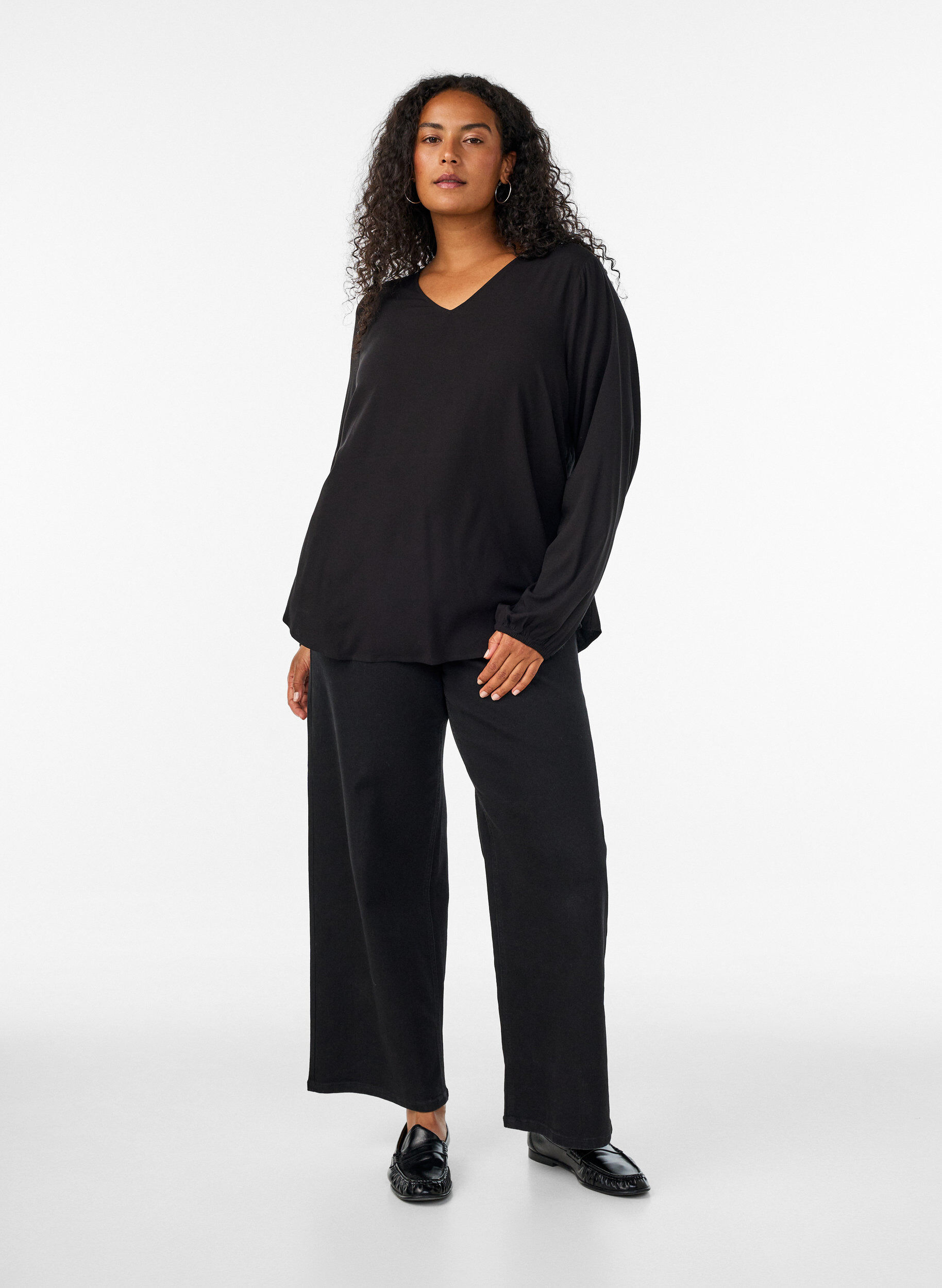 ZizziBlouse en viscose avec col en V et manches longues, Noir, Model image number 1