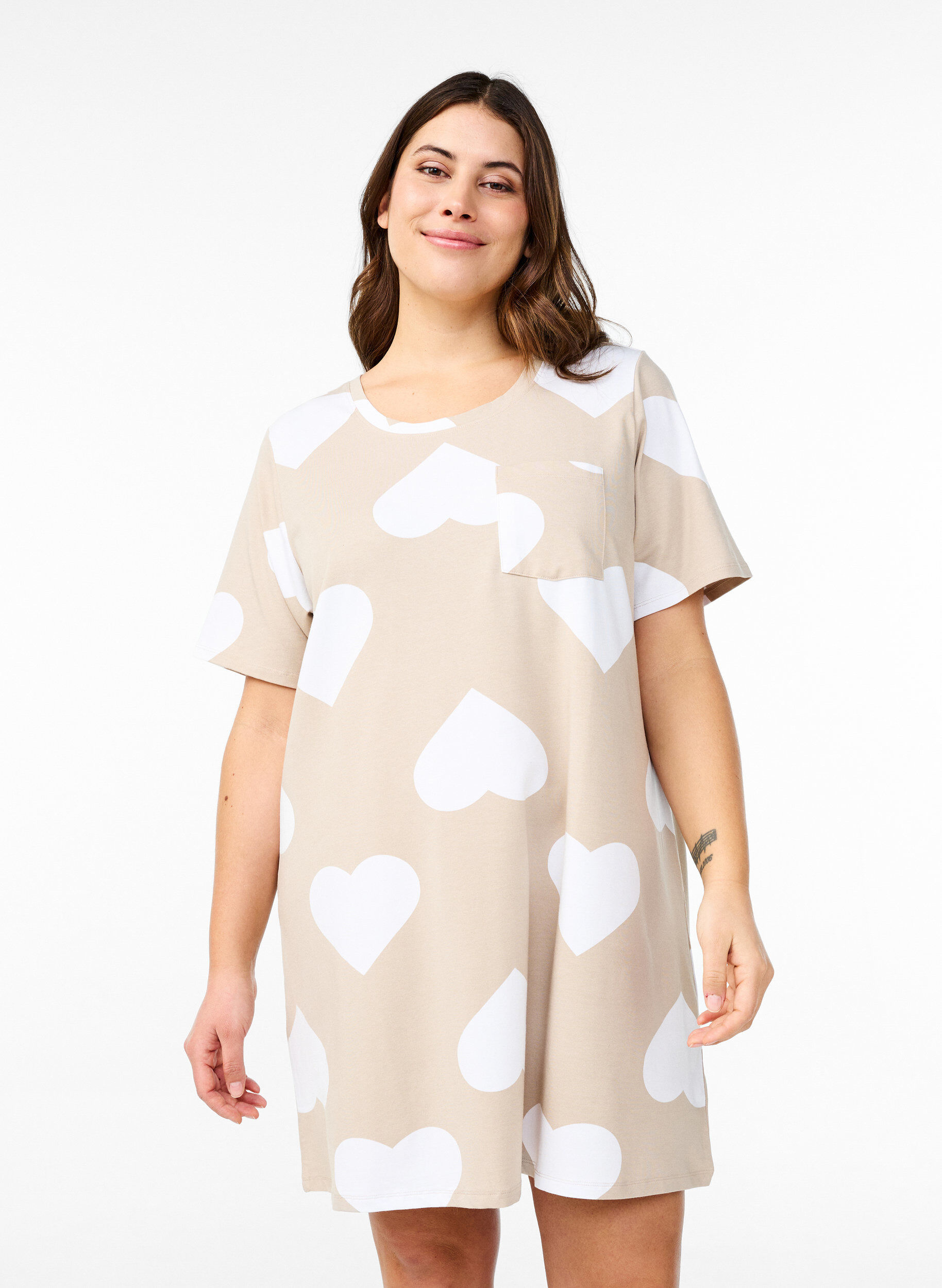 Zizzi Long tee-shirt de nuit en m&eacute;lange de modal et avec des coeurs, Beige, Model image number 0