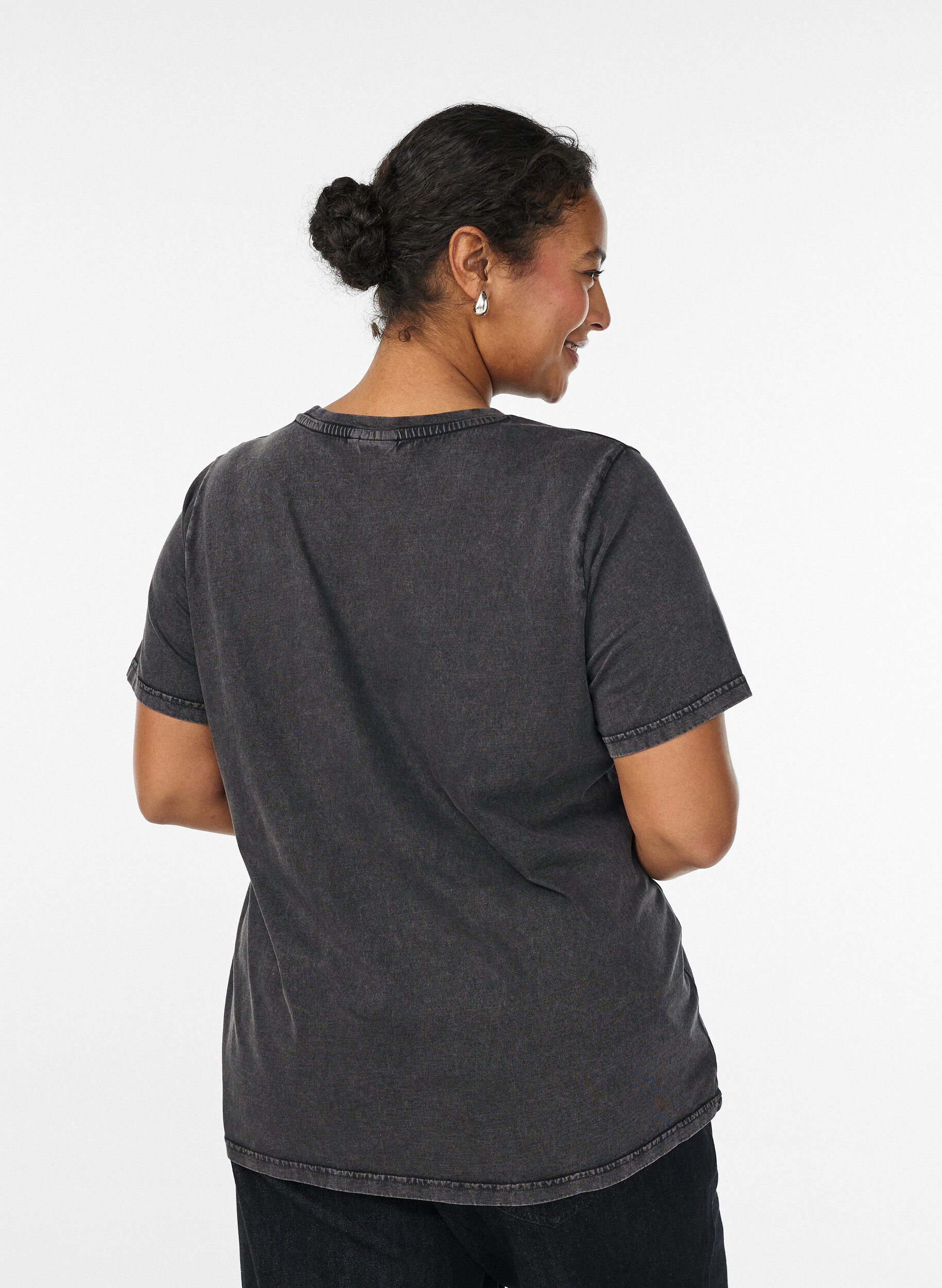 Zizzi T-shirt en coton bio avec imprim&eacute;, Gris anthracite, Model image number 2