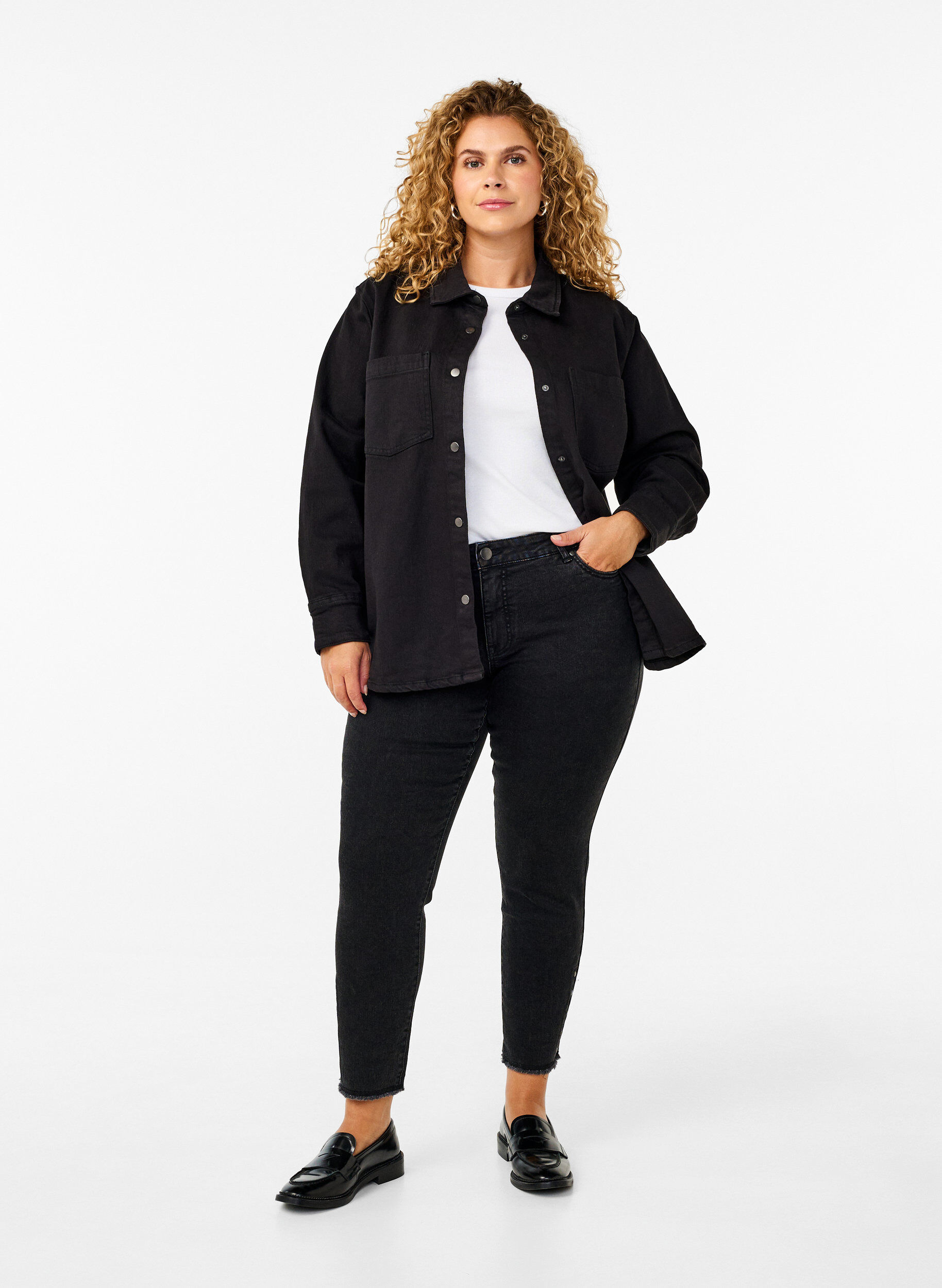 Zizzi  Emily jeans raccourci avec ourlet effiloch&eacute;, Dark Grey Denim, Model image number 0