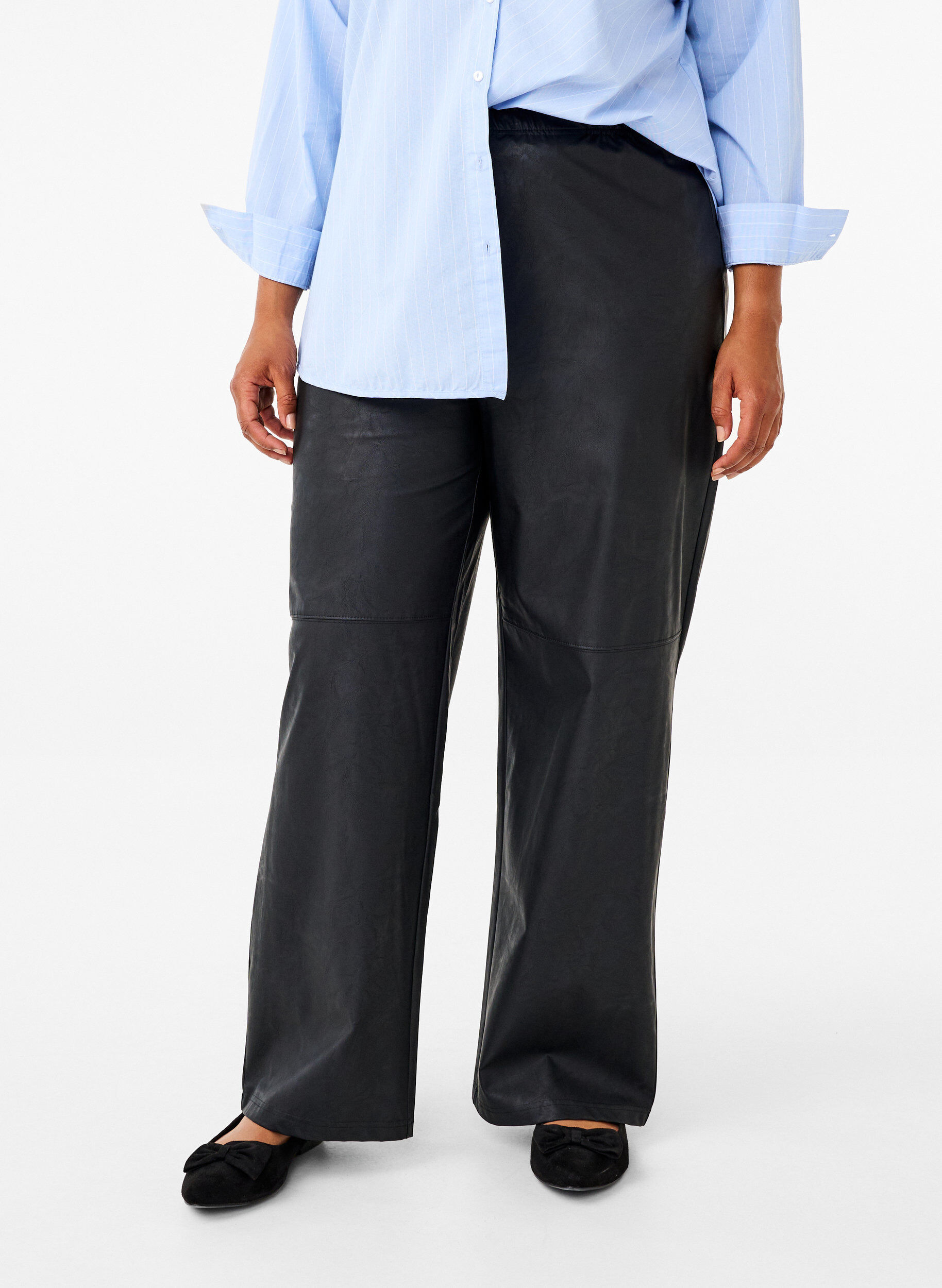 Zizzi Pantalon ample en simili cuir avec ceinture &eacute;lastiqu&eacute;e, Black, Model image number 2