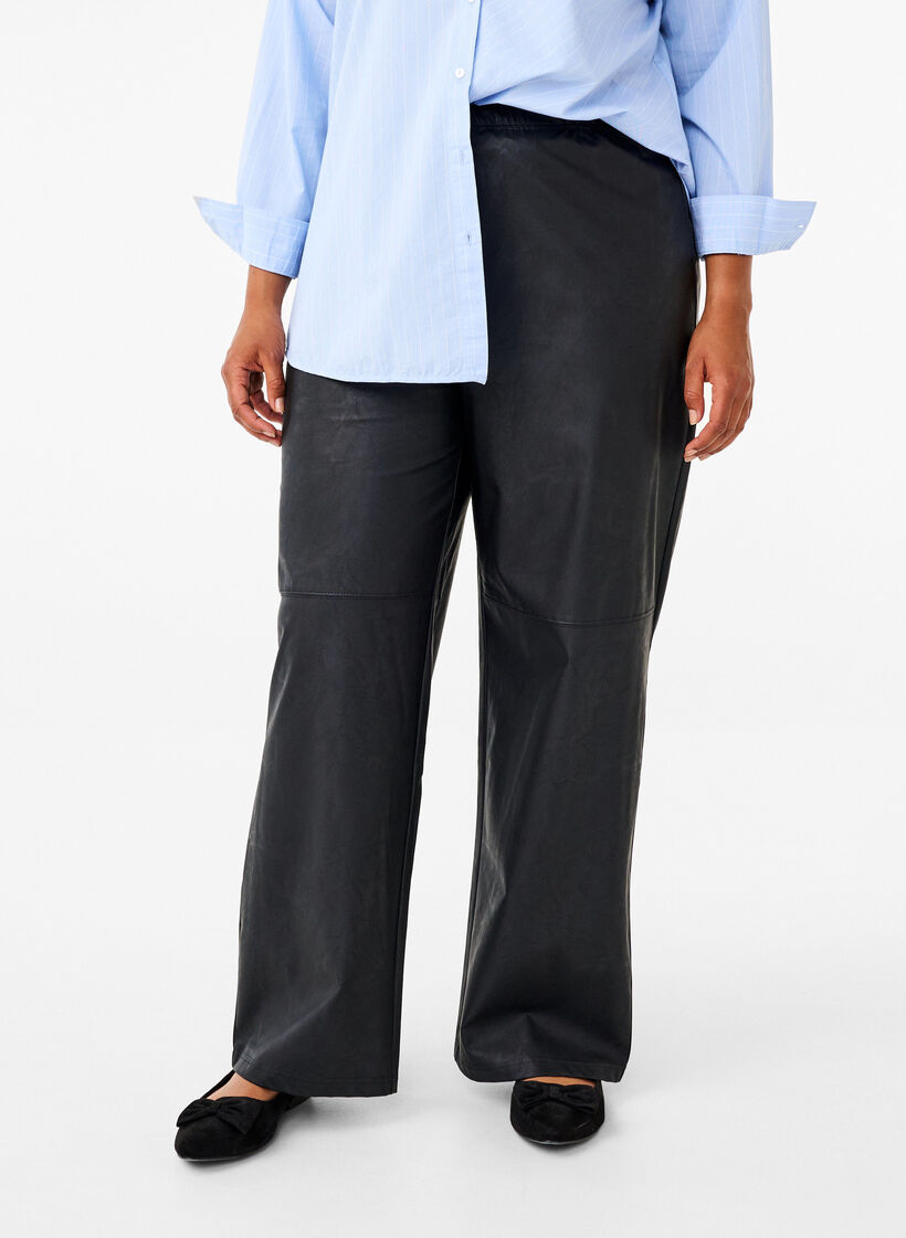 Pantalon ample en simili cuir avec ceinture élastiquée, Black, Model image number 2