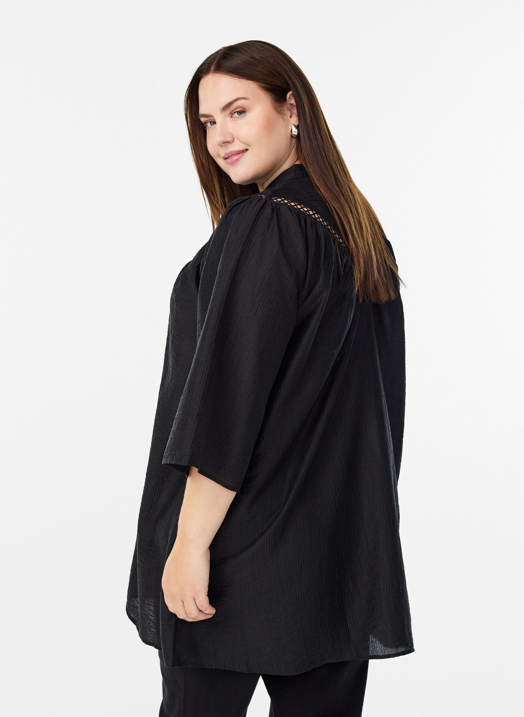 Zizzi Tunique avec finitions crochet et texture ray&eacute;e, Noir, Model image number 2
