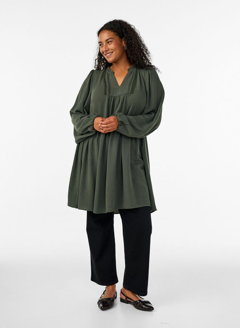 Robe coupe &eacute;vas&eacute;e avec une taille empire, Vert, Model image number 1