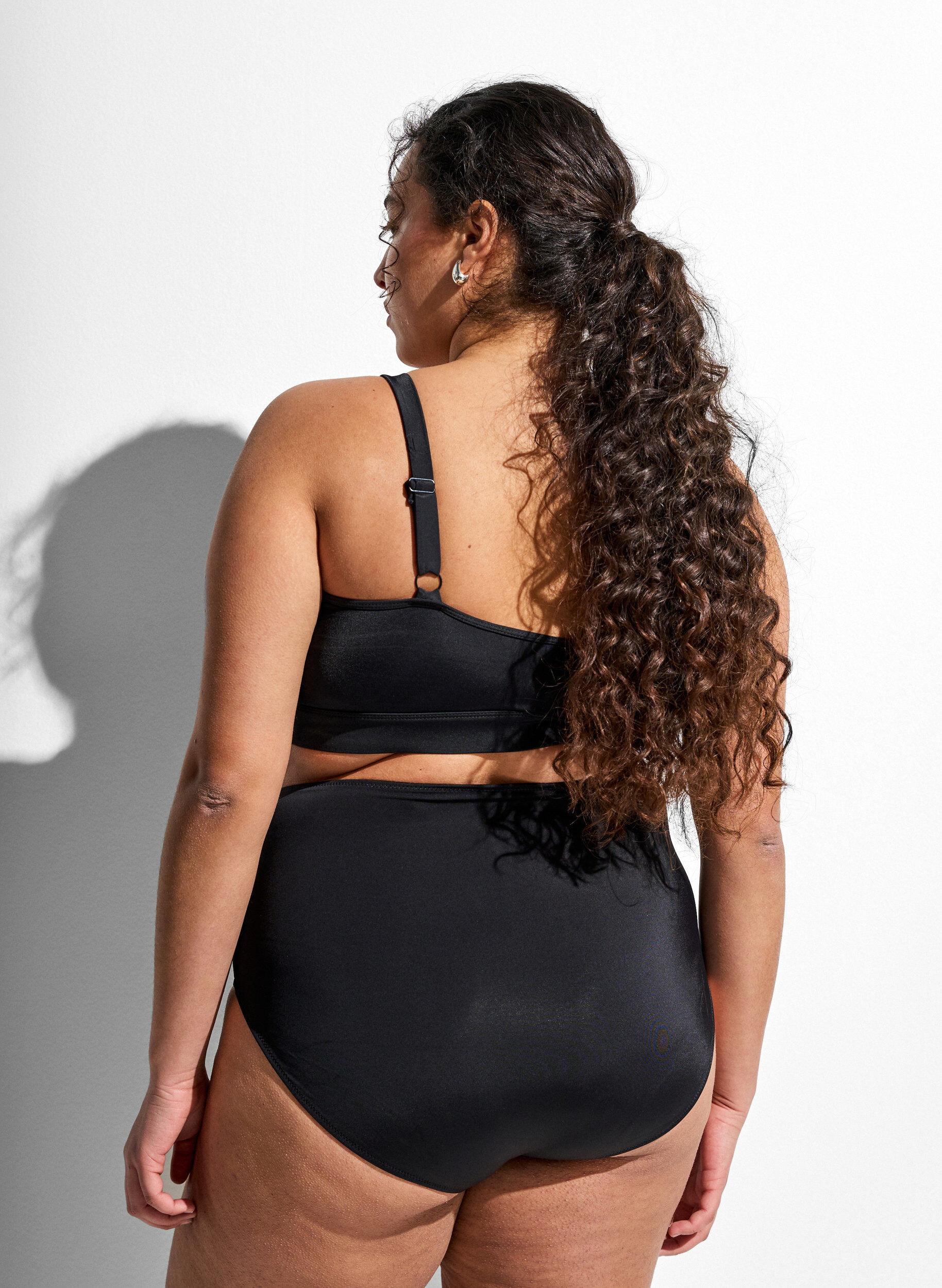 Zizzi Bas de bikini taille haute uni, Noir, Model image number 1