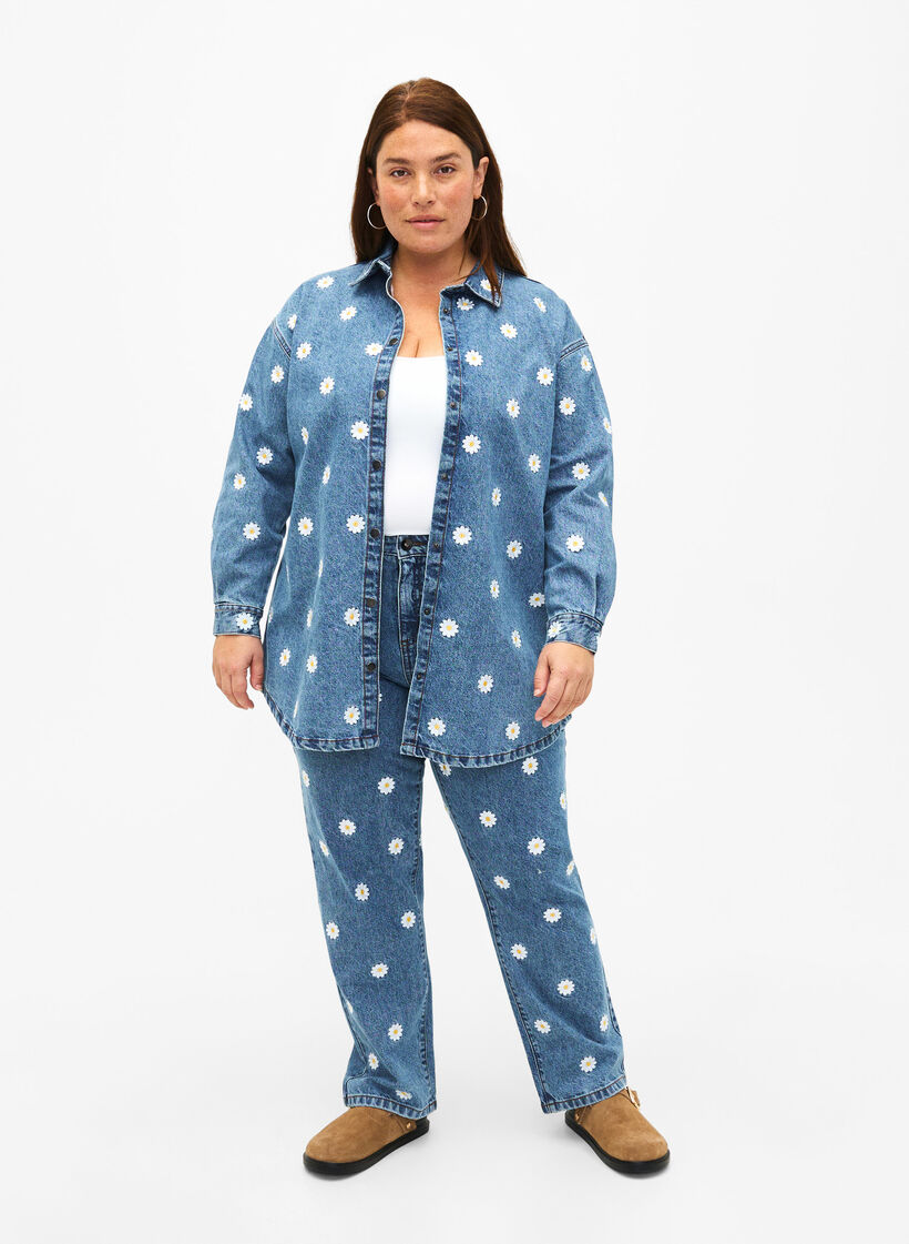 Chemise en jean ample avec marguerites brodées, L.B. Flower, Model image number 2