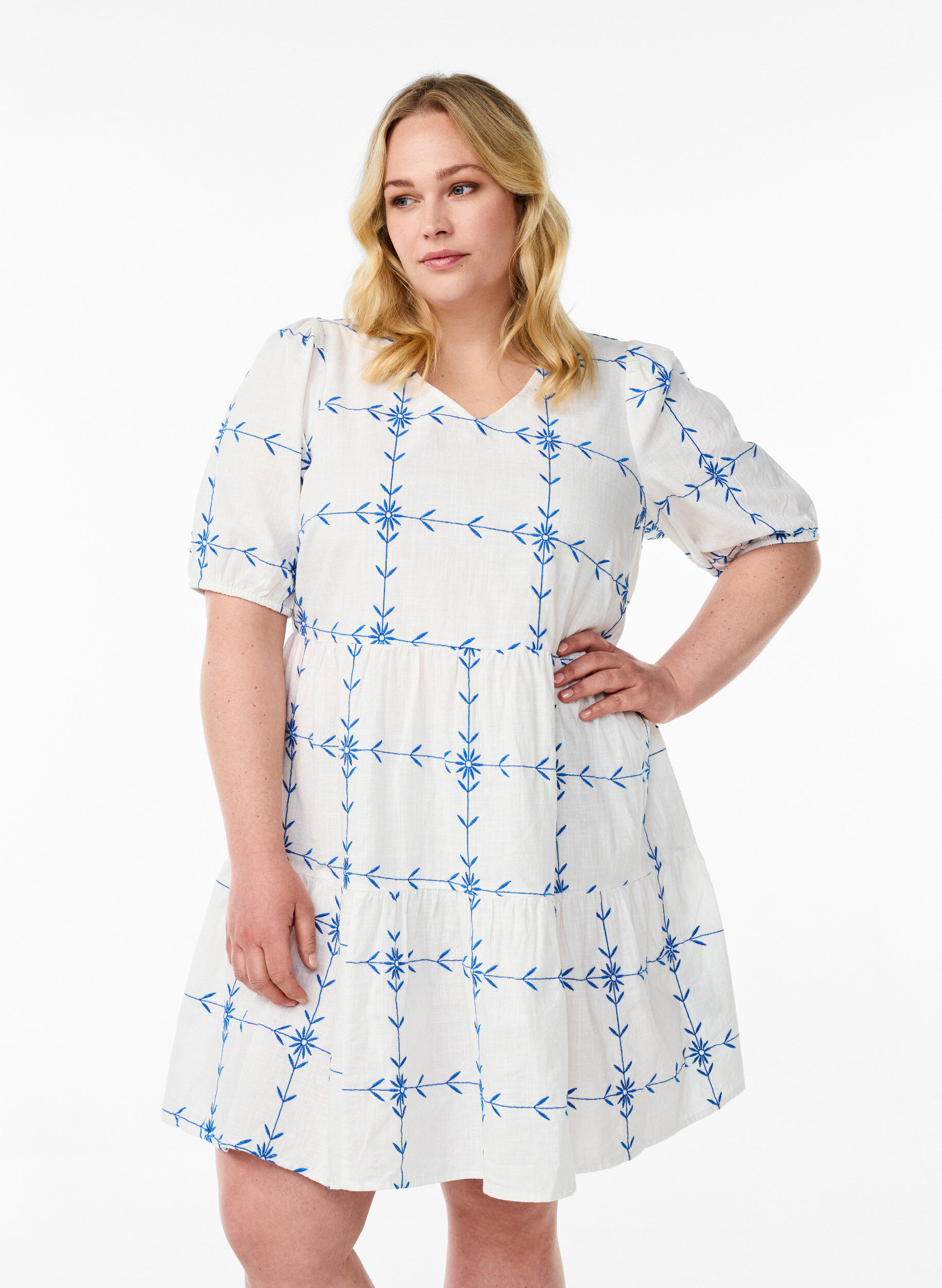 Zizzi Robe courte &agrave; col en V et broderie, Blanc, Model image number 0