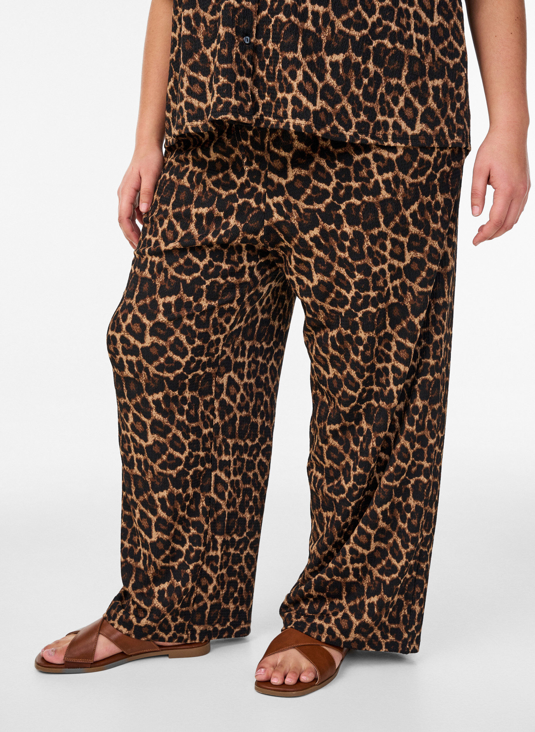 Zizzi Pantalon large en tissu l&eacute;ger et textur&eacute;, Noir, Model image number 2