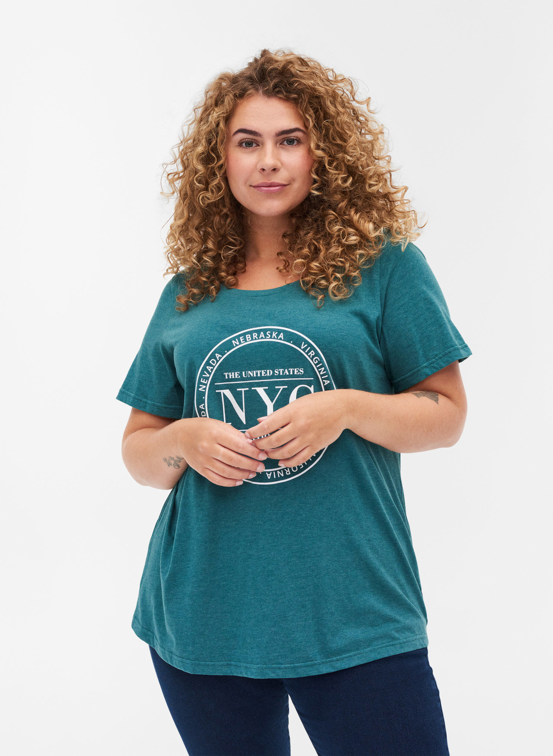 Zizzi T-shirt chin&eacute; avec imprim&eacute; et manches courtes, Pacific Mel., Model image number 0