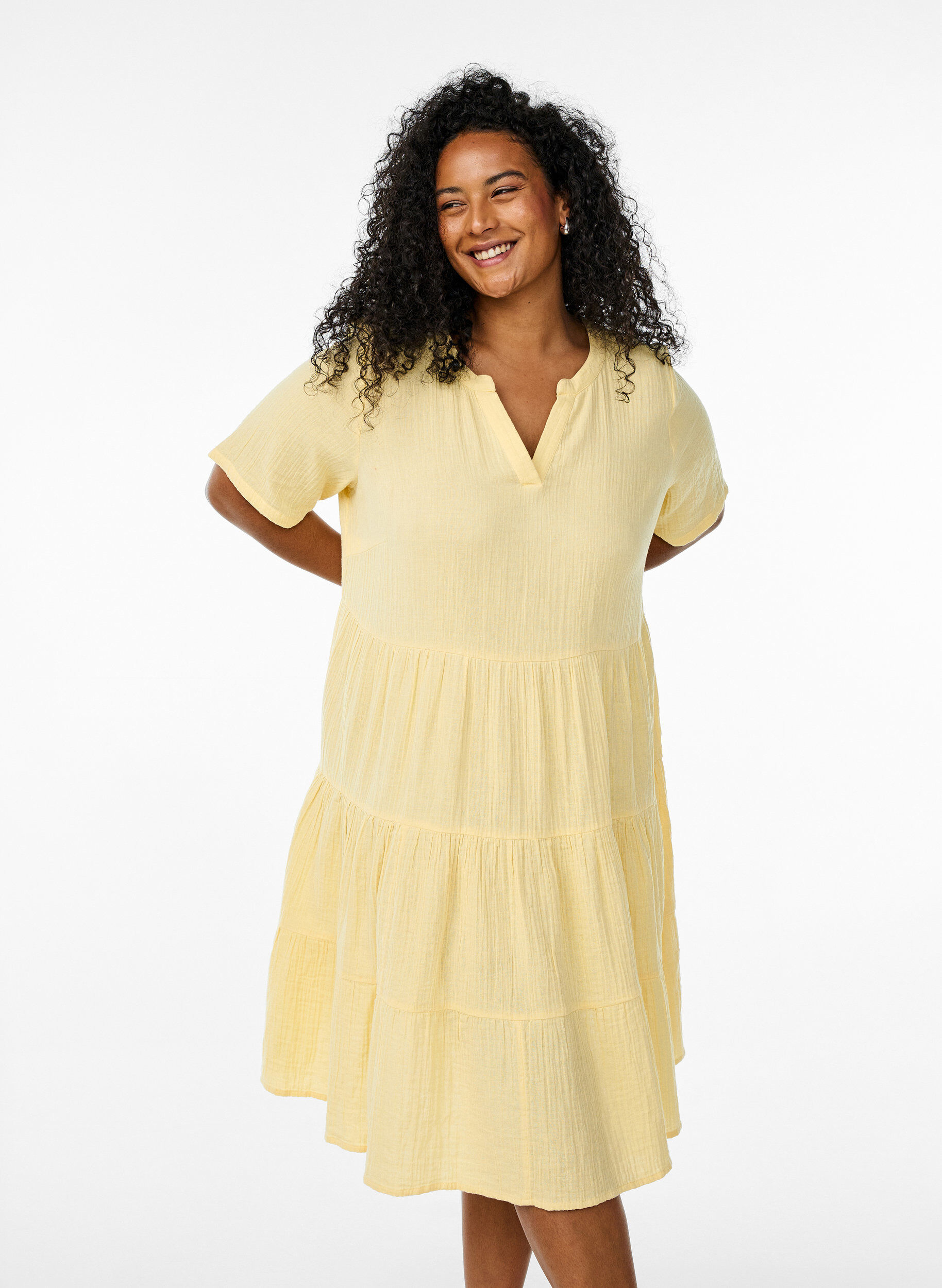 Zizzi Robe en mousseline de coton longueur genou, coupe &eacute;vas&eacute;e, Jaune clair, Model image number 0