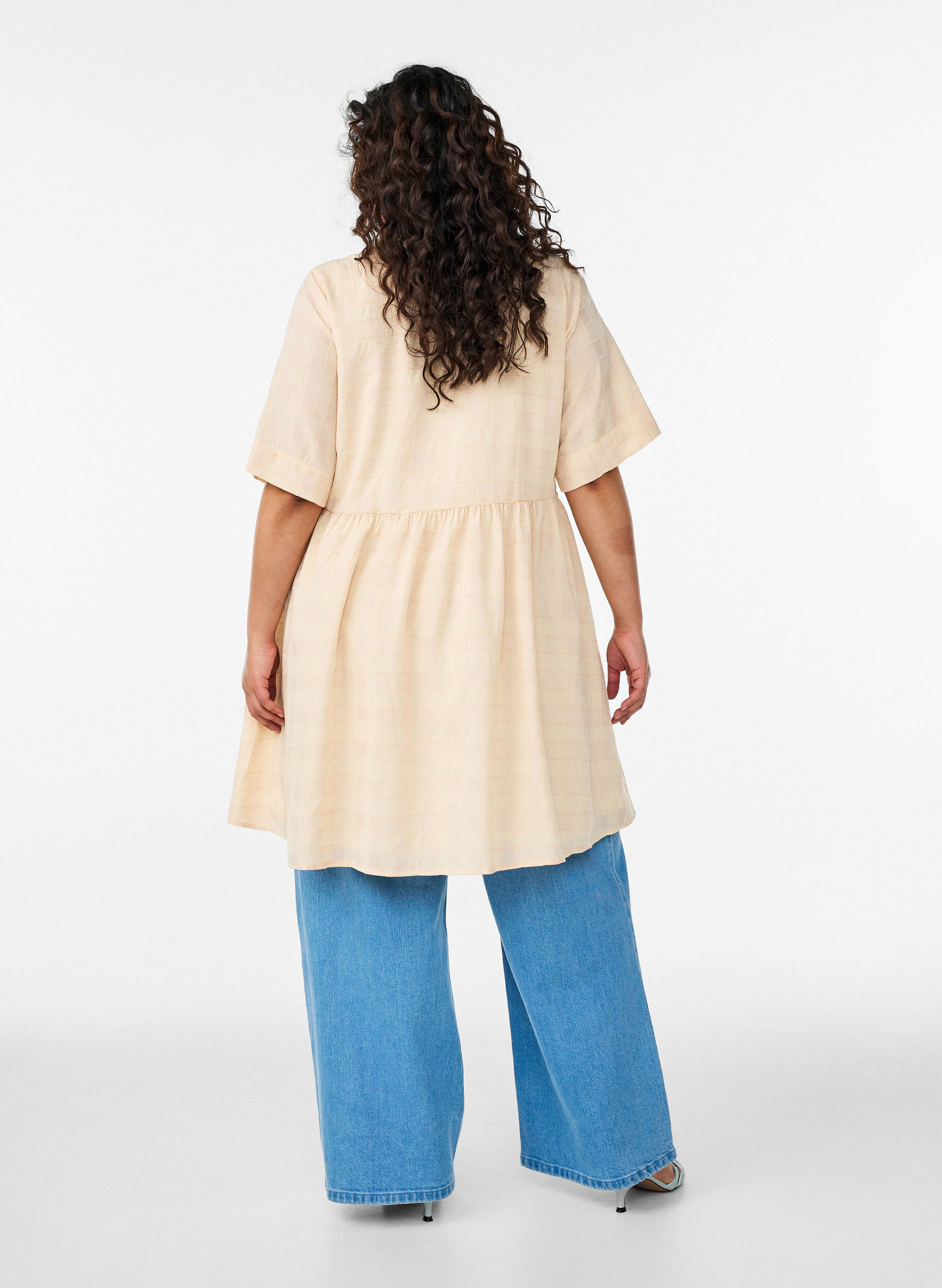 Zizzi Robe chemise courte &agrave; texture &agrave; carreaux et manches 1/2, Jaune clair, Model image number 2