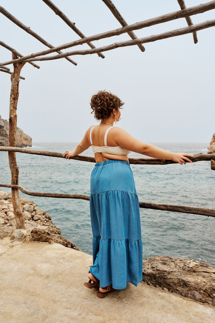 Boh&egrave;me dans des tons bleu mer, , Model