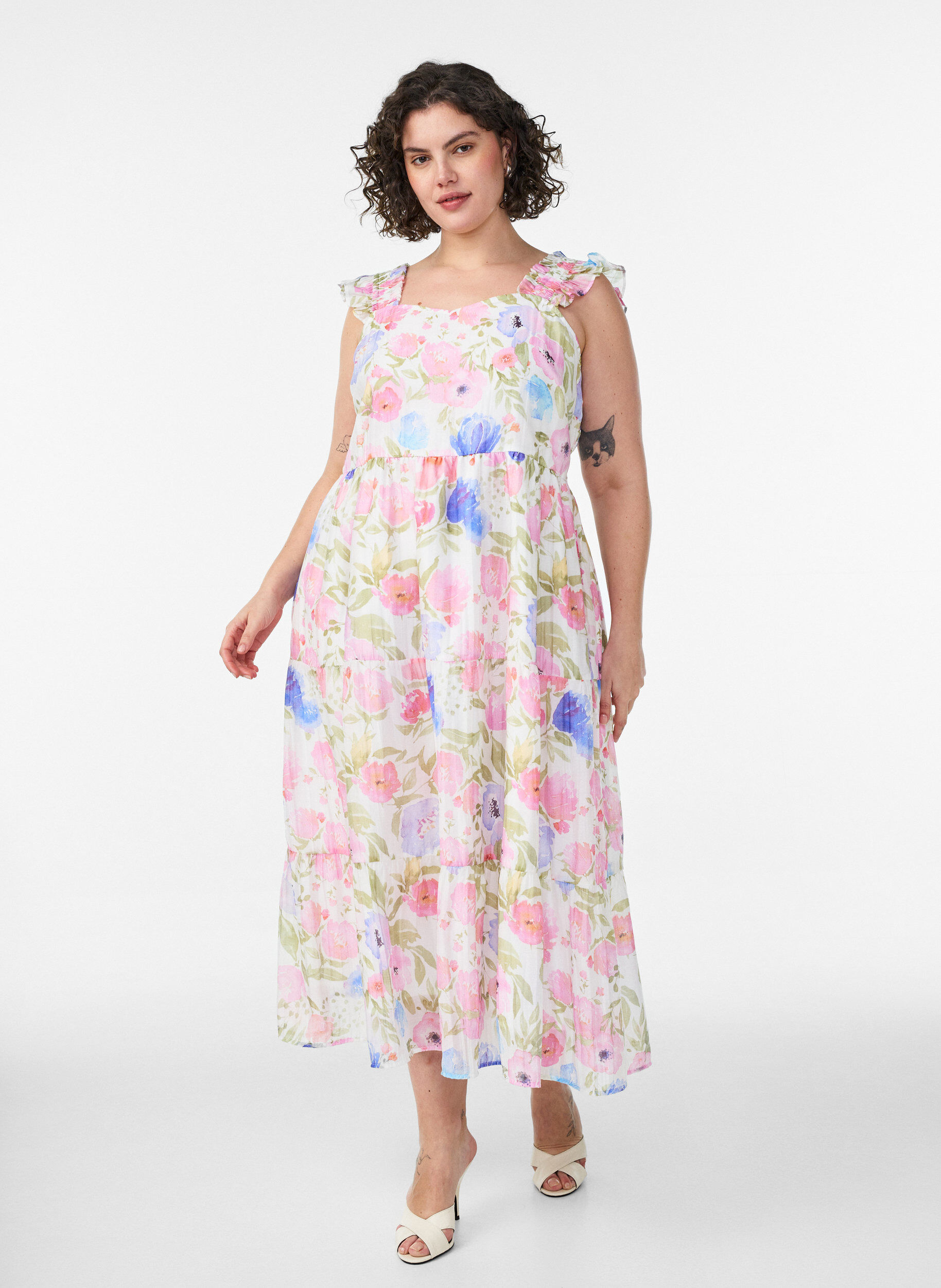 Zizzi Robe longue fleurie en lyocell avec volants, Blanc, Model image number 0