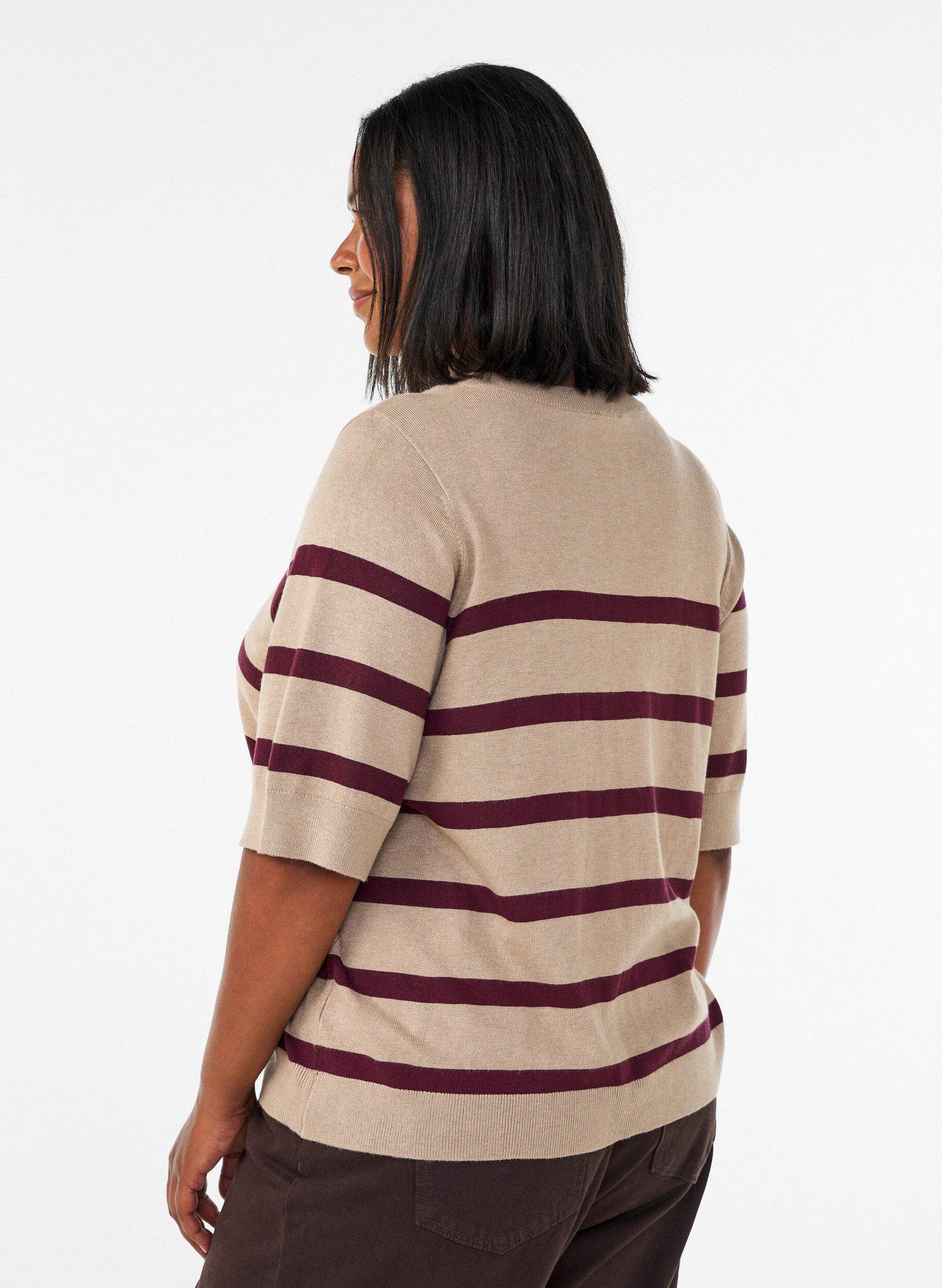 ZizziHaut en maille ray&eacute;e &agrave; manches courtes, Beige, Model image number 2