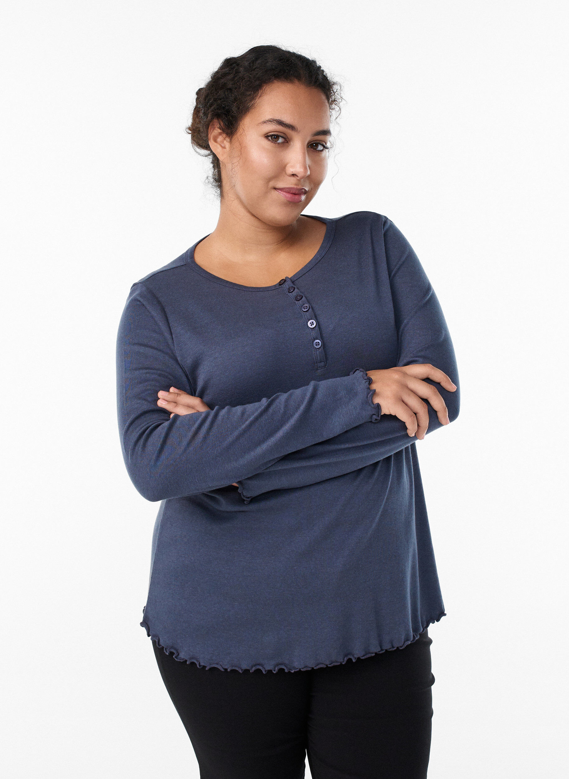 Blouse en jersey avec boutons et bords ondul&eacute;s, Gris bleut&eacute;, Model