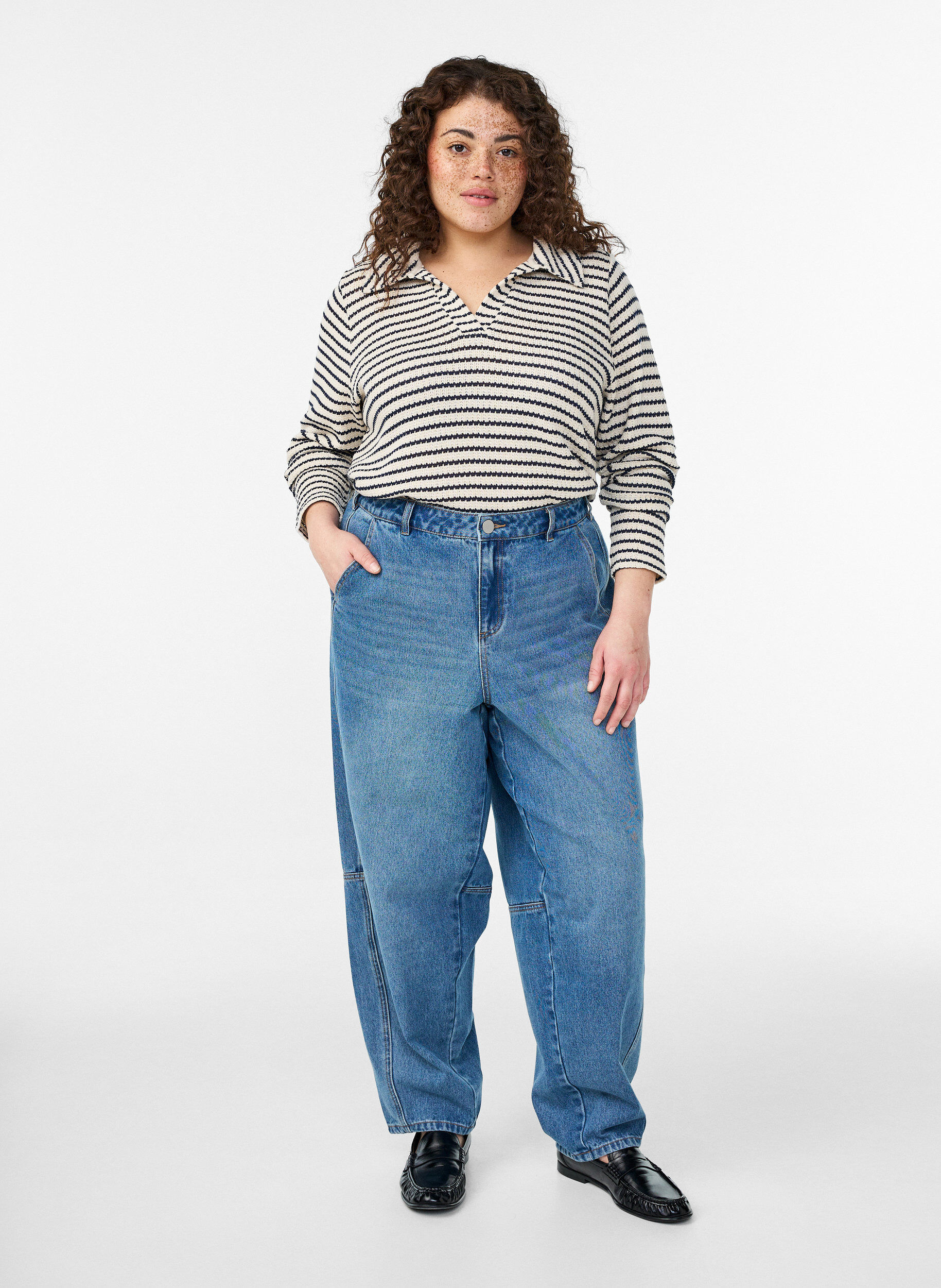 Zizzi Blouse ray&eacute;e en jersey avec col et d&eacute;collet&eacute; en V, Beige, Model image number 1