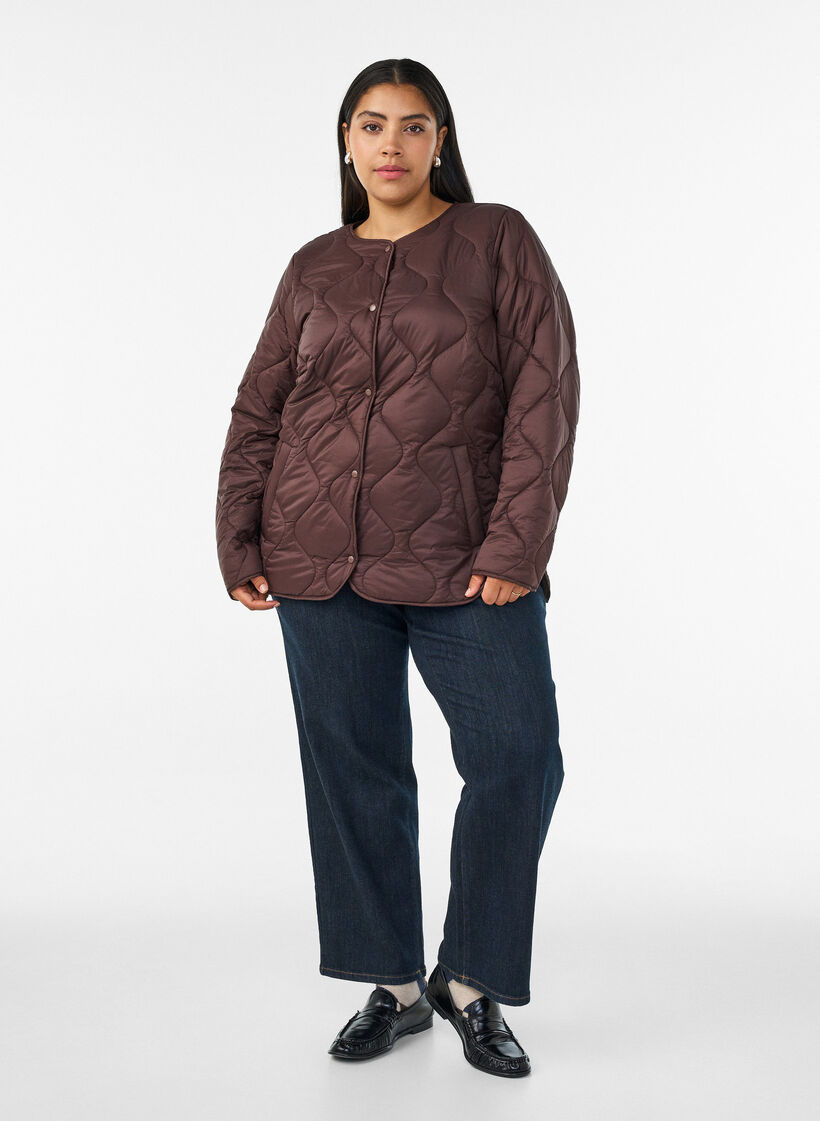 Veste matelass&eacute;e avec boutons-pression et col rond, Marron, Model image number 1