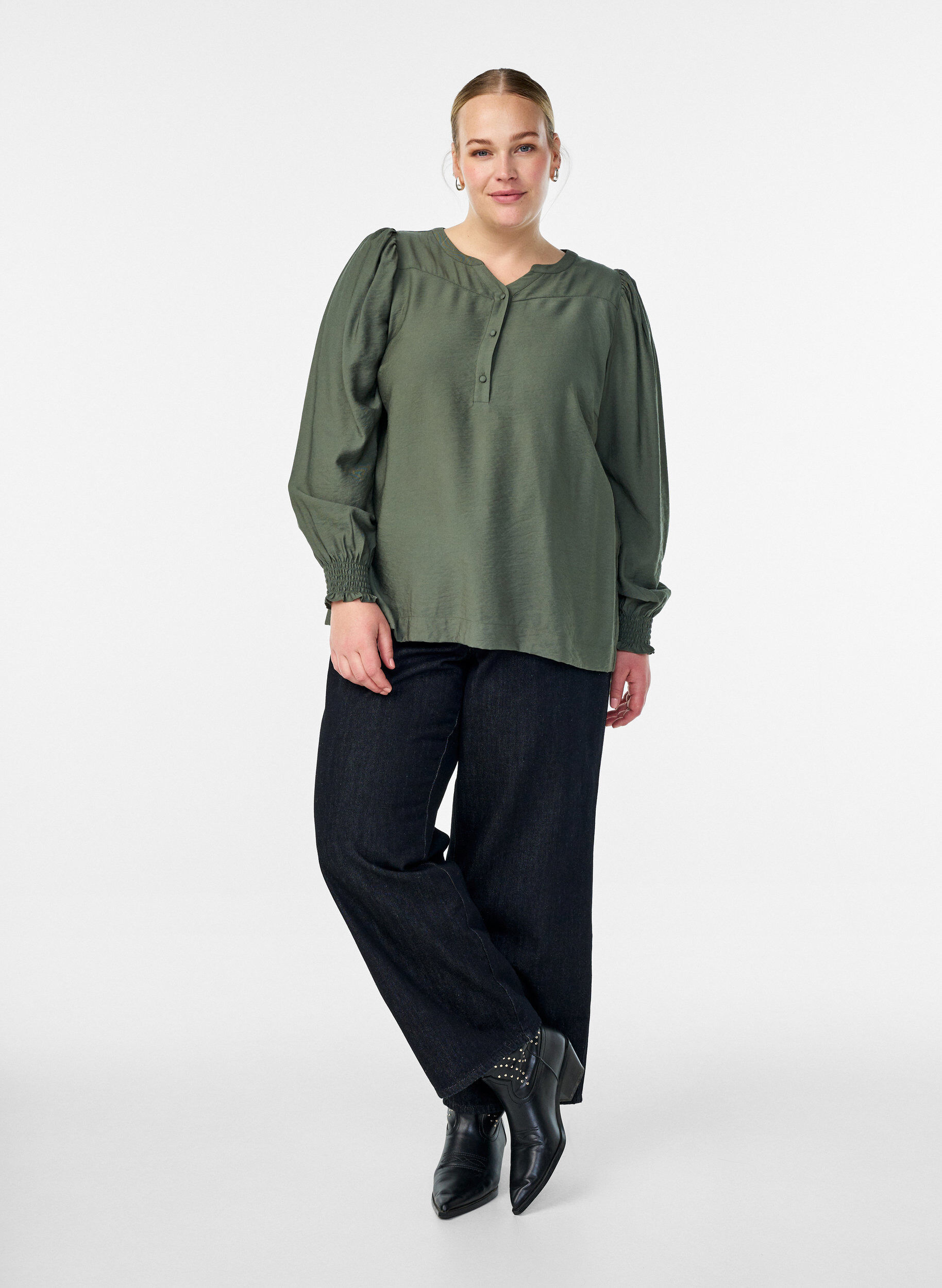 Zizzi Blouse en viscose avec smock et d&eacute;tails fronc&eacute;s, Vert, Model image number 1