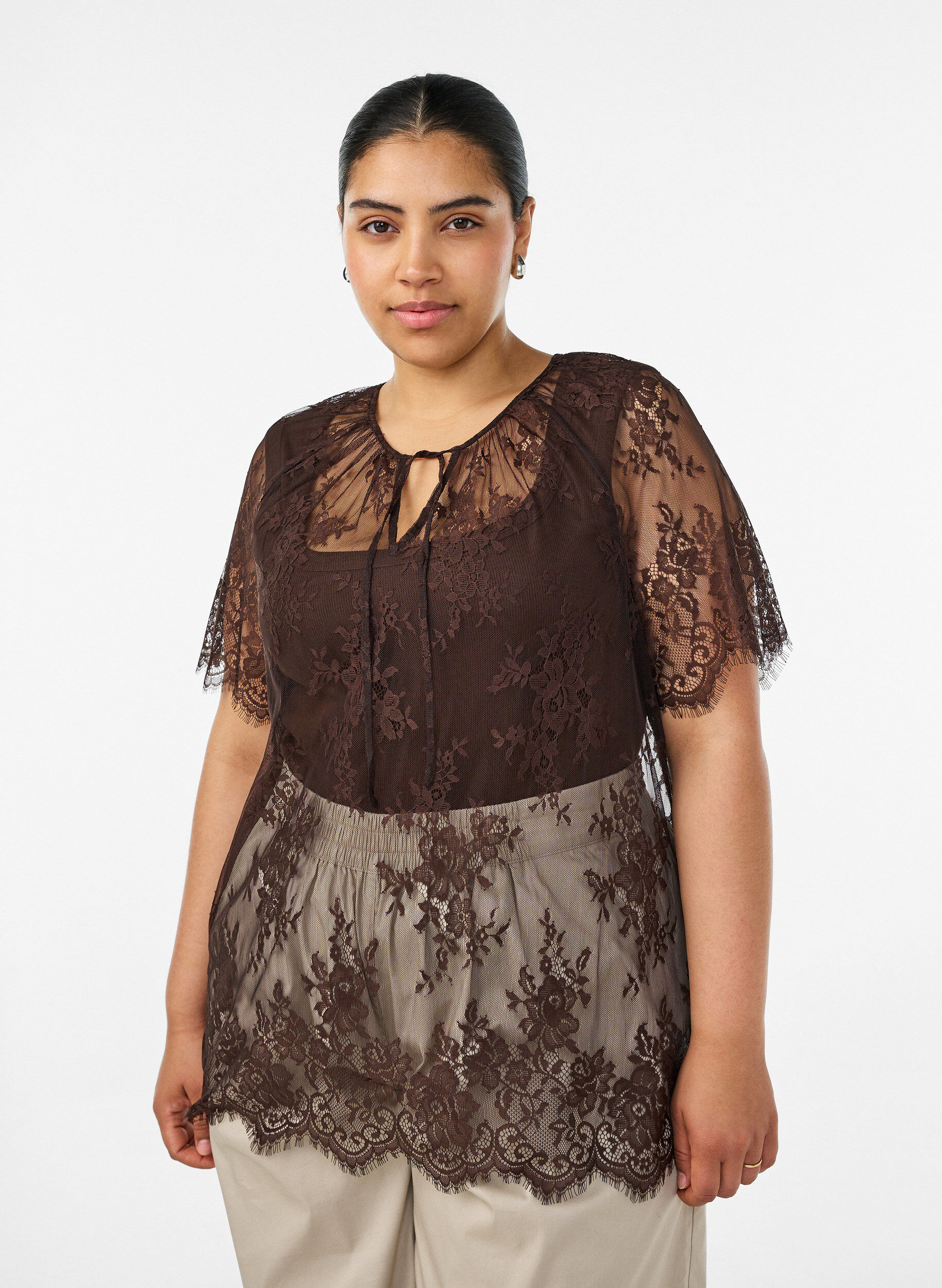 Blouse en dentelle &agrave; manches courtes avec lien &agrave; nouer, Marron, Model