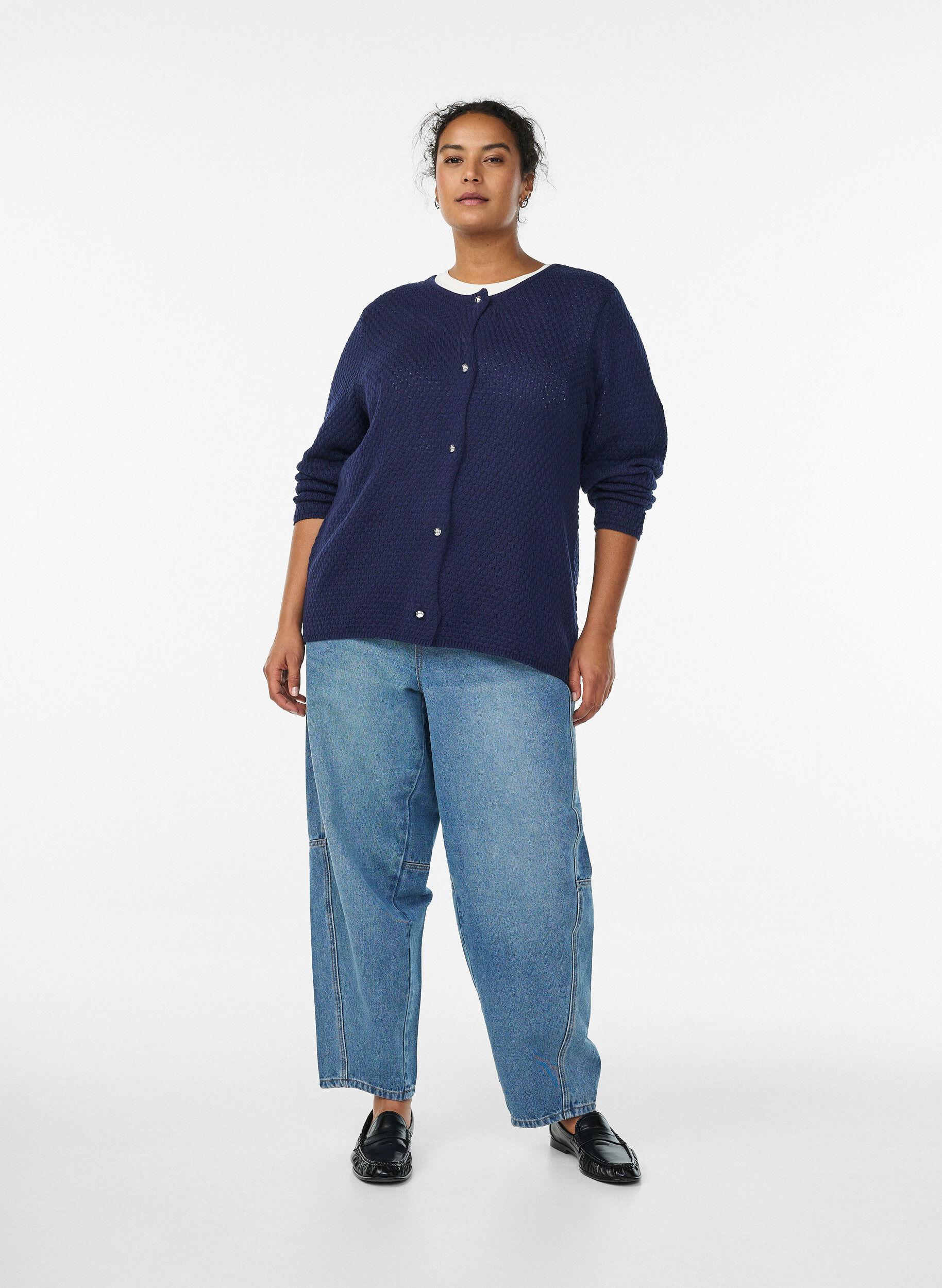 Zizzi Cardigan en maille structur&eacute;e avec boutons boule, Bleu, Model image number 1