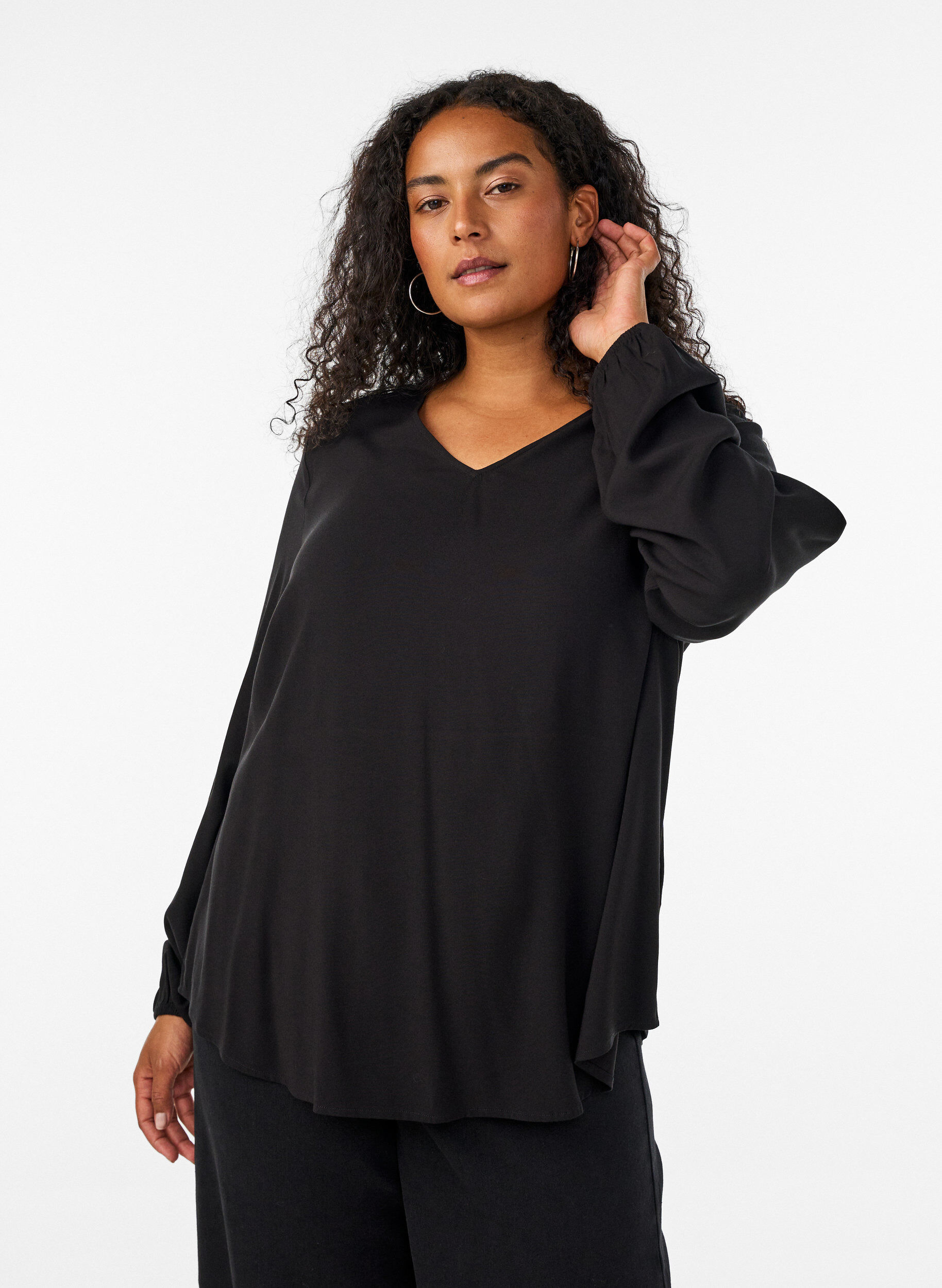 ZizziBlouse en viscose avec col en V et manches longues, Noir, Model image number 0