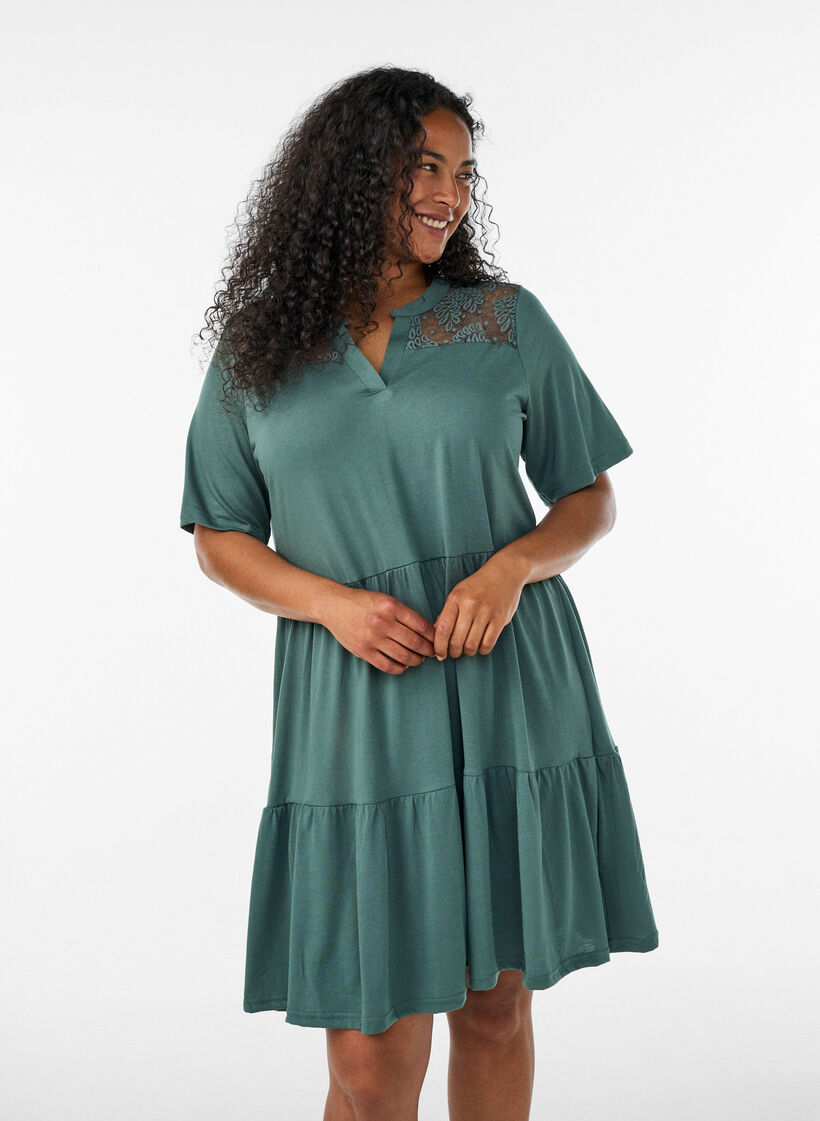Robe en jersey avec d&eacute;tails en dentelle et jupe superpos&eacute;e, Vert, Model image number 0
