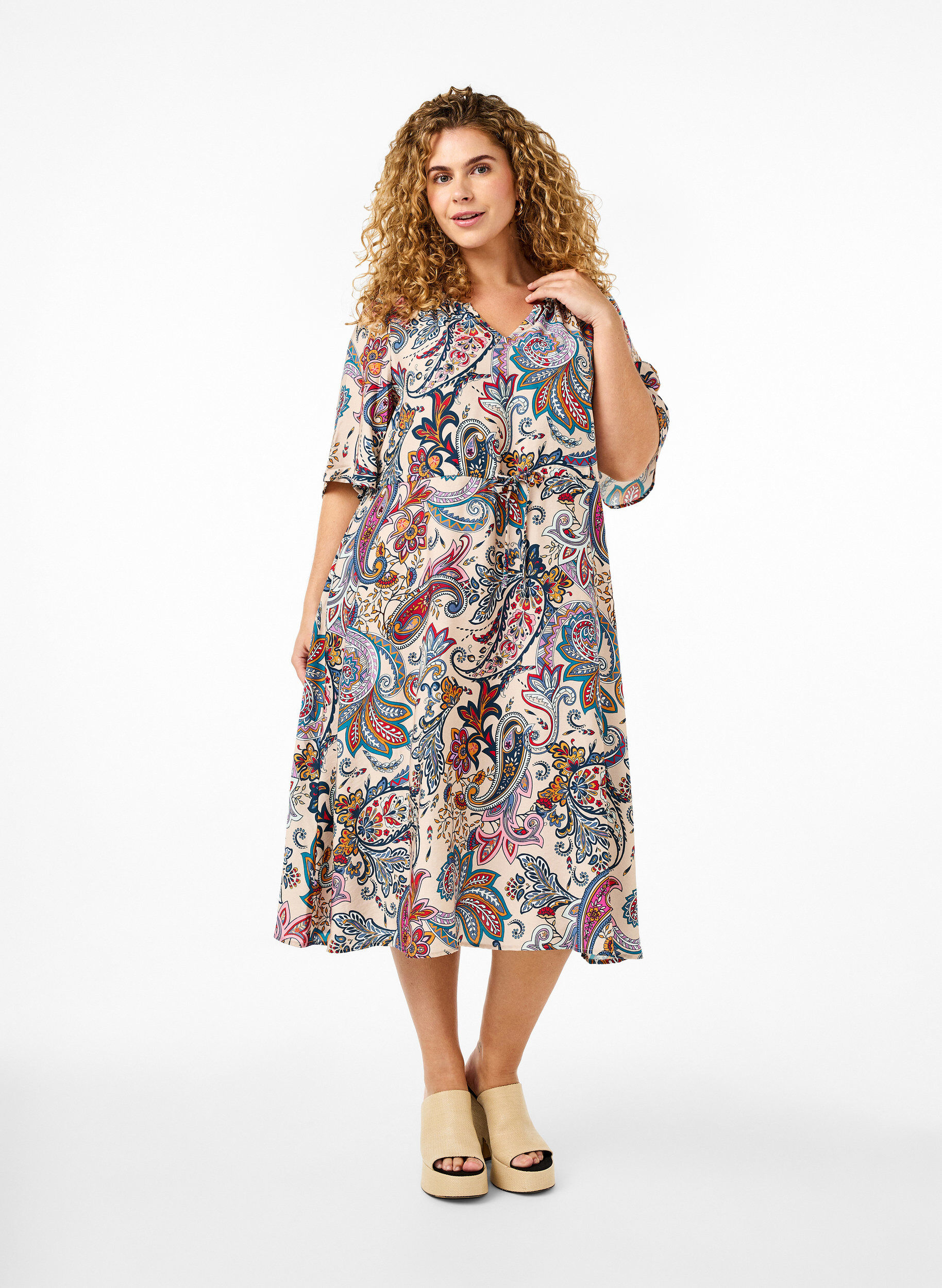 Zizzi Robe manches courtes en viscose avec imprim&eacute; paisley, Sand Do. Paisley AOP, Model image number 0