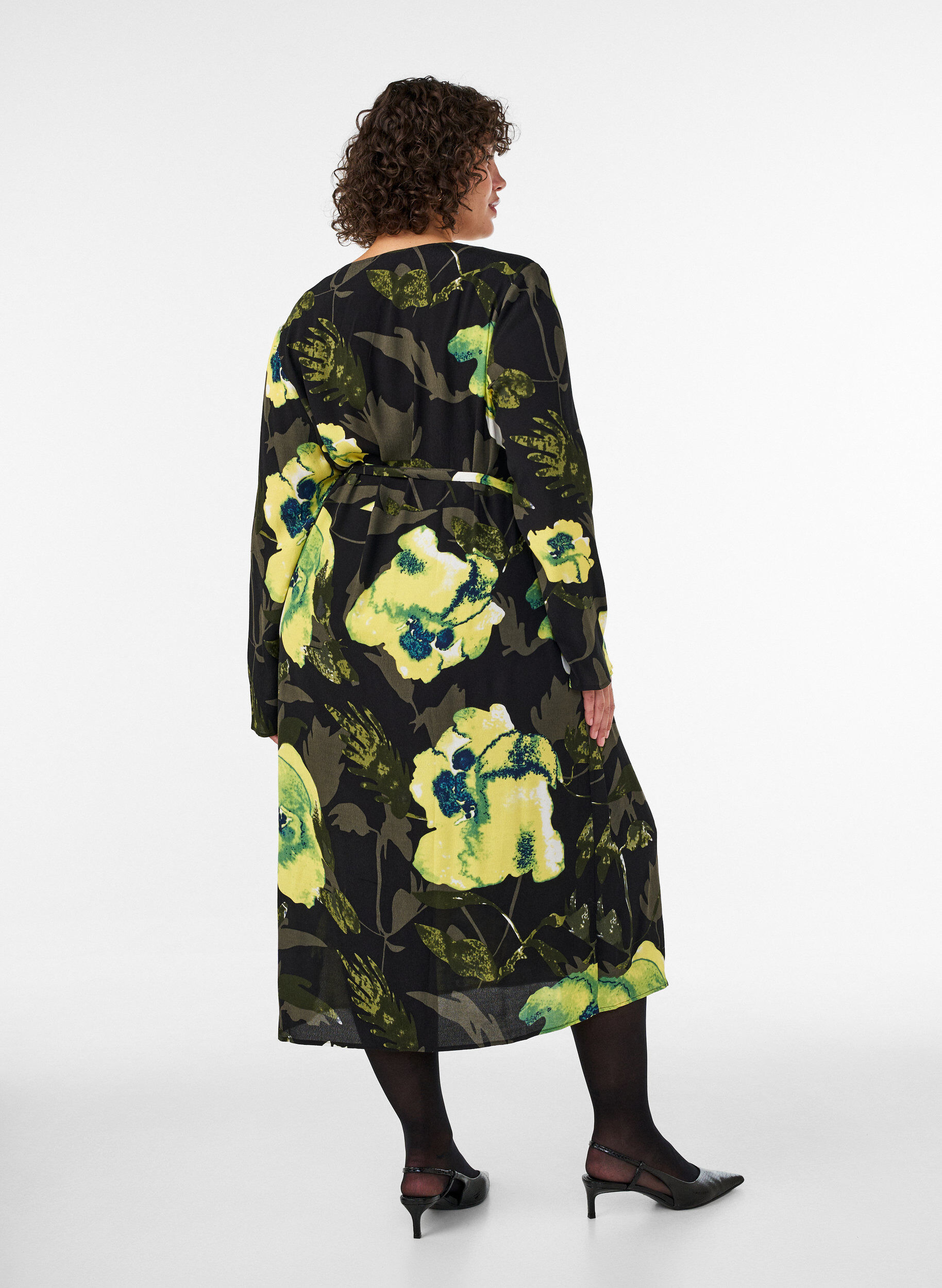 ZizziRobe portefeuille fleurie en viscose avec une ceinture &agrave; nouer, Noir, Model image number 1