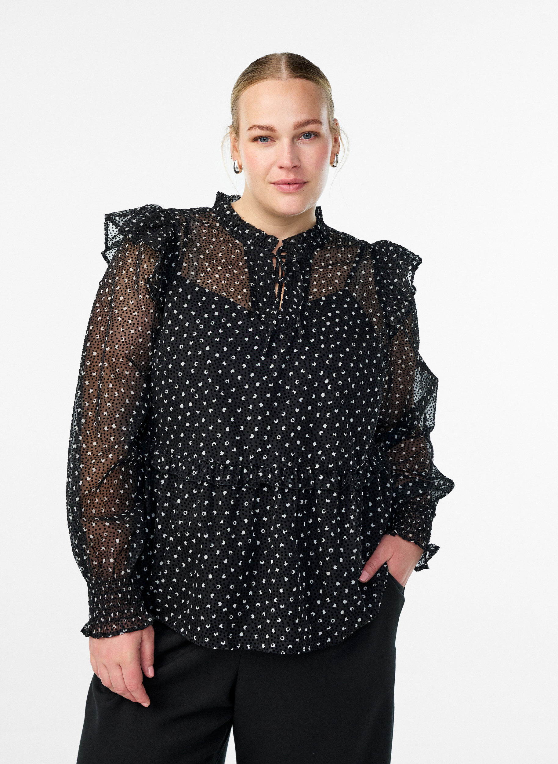 Blouse en mousseline &agrave; petits pois avec volants, Noir, Model