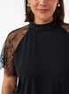 Blouse &agrave; col montant avec manches courtes en dentelle, Noir, Model image number 3