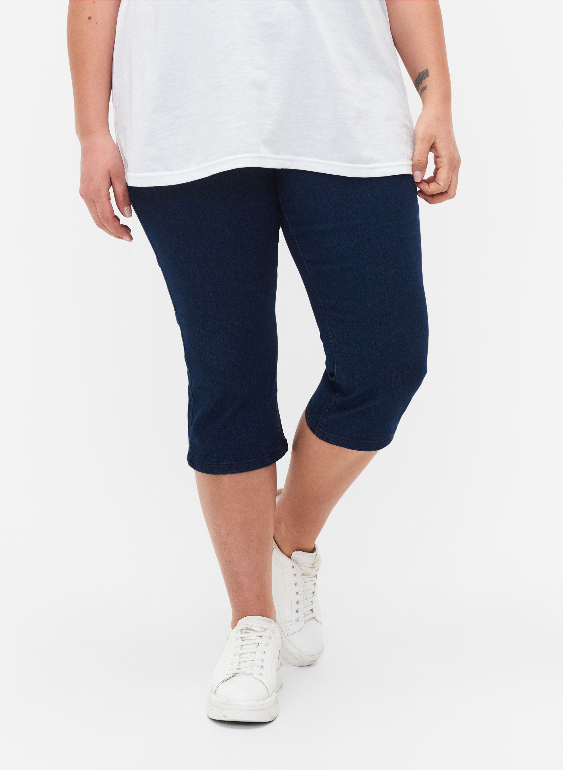 Zizzi FLASH - Pantalon capri en denim &agrave; taille haute et coupe ajust&eacute;e, Bleu, Model image number 2