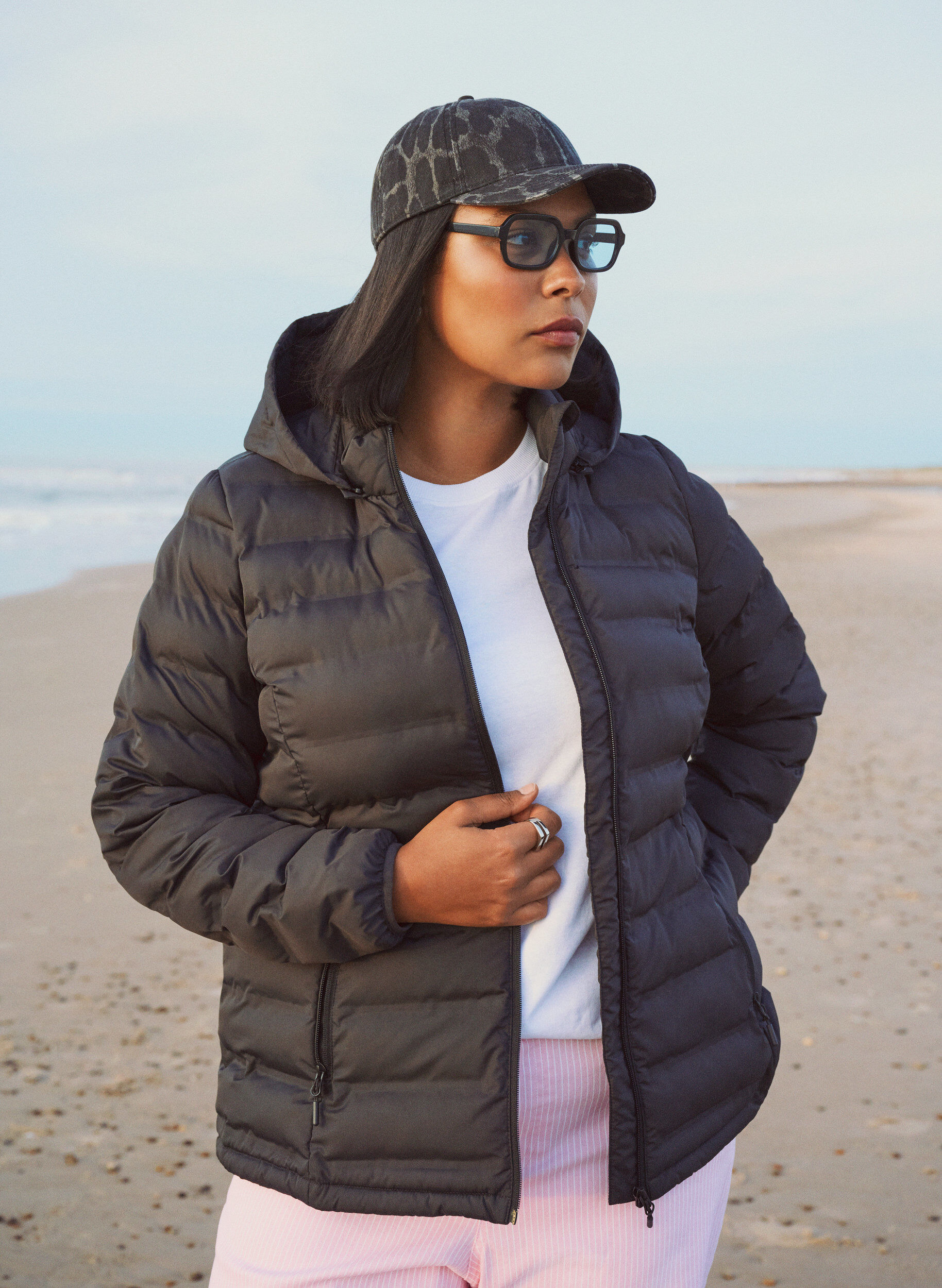 Zizzi Veste l&eacute;g&egrave;re et d&eacute;perlante avec capuche, Noir, Image image number 0