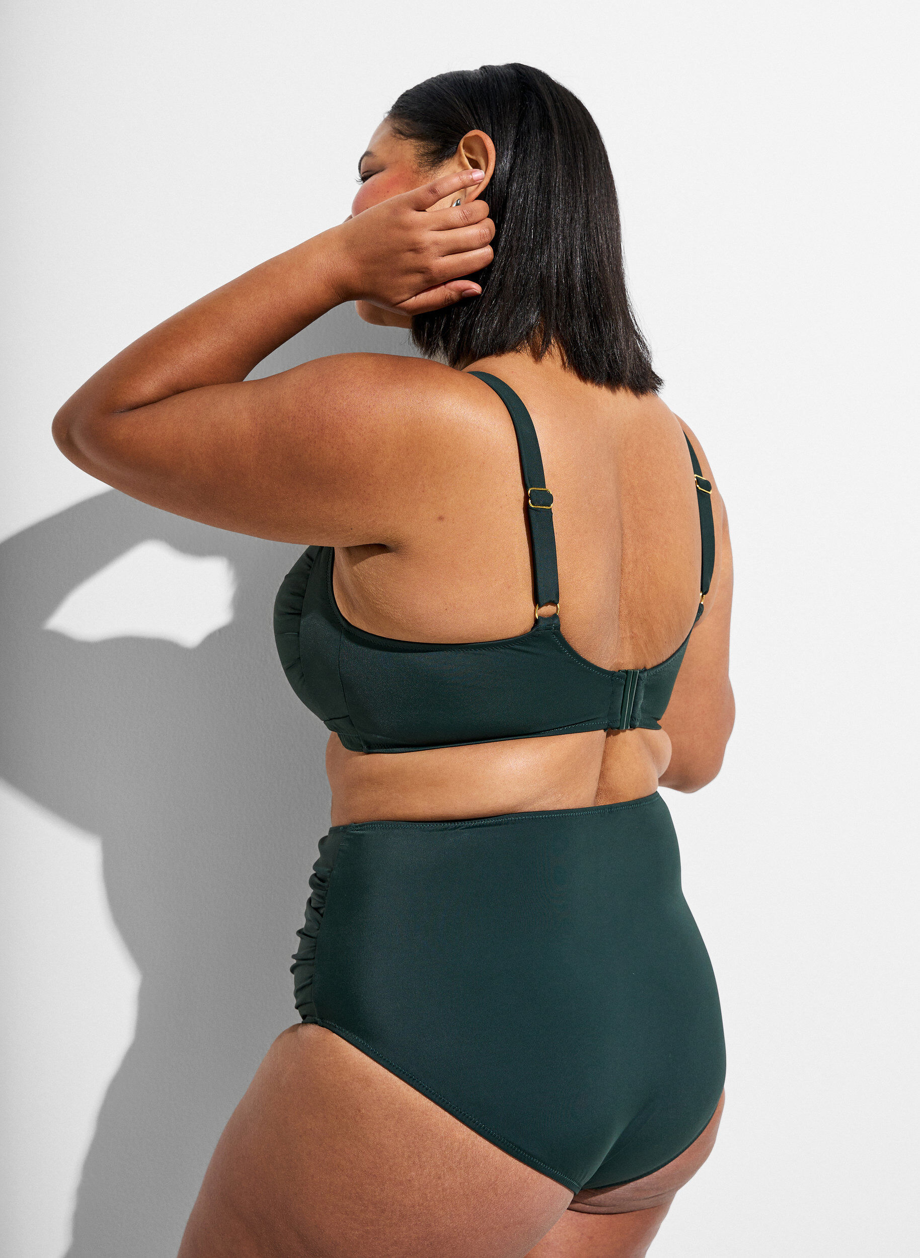 Zizzi Culotte de bikini taille haute avec drap&eacute;, Vert fonc&eacute;, Model image number 1