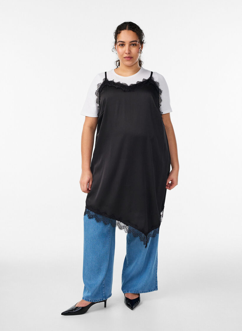 Robe satin&eacute;e avec bordure en dentelle, Noir, Model image number 0