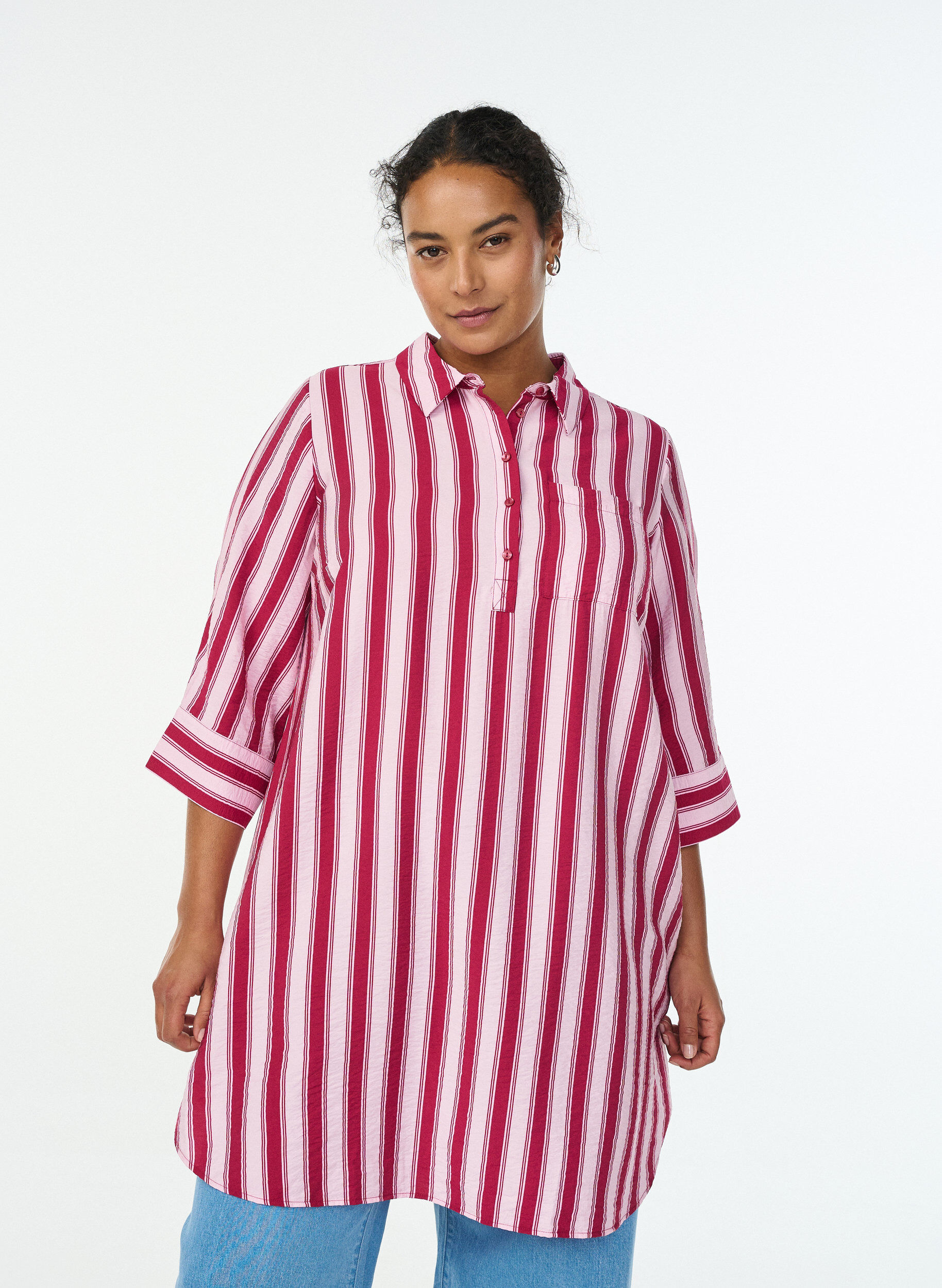 Robe courte avec col et poche poitrine, Rose, Model