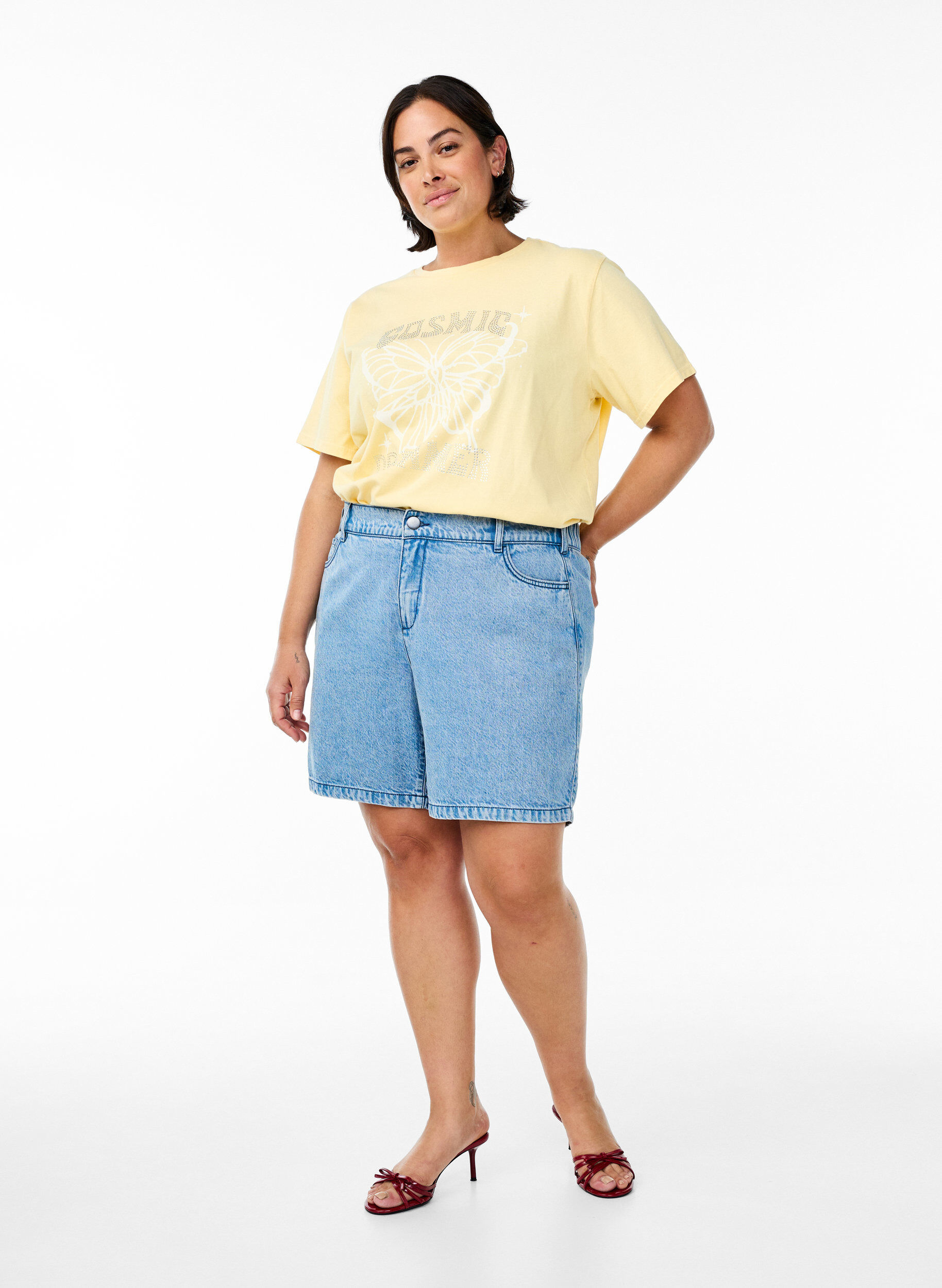 Zizzi T-shirt en coton biologique avec des strass et un motif de papillon, Beige, Model image number 1