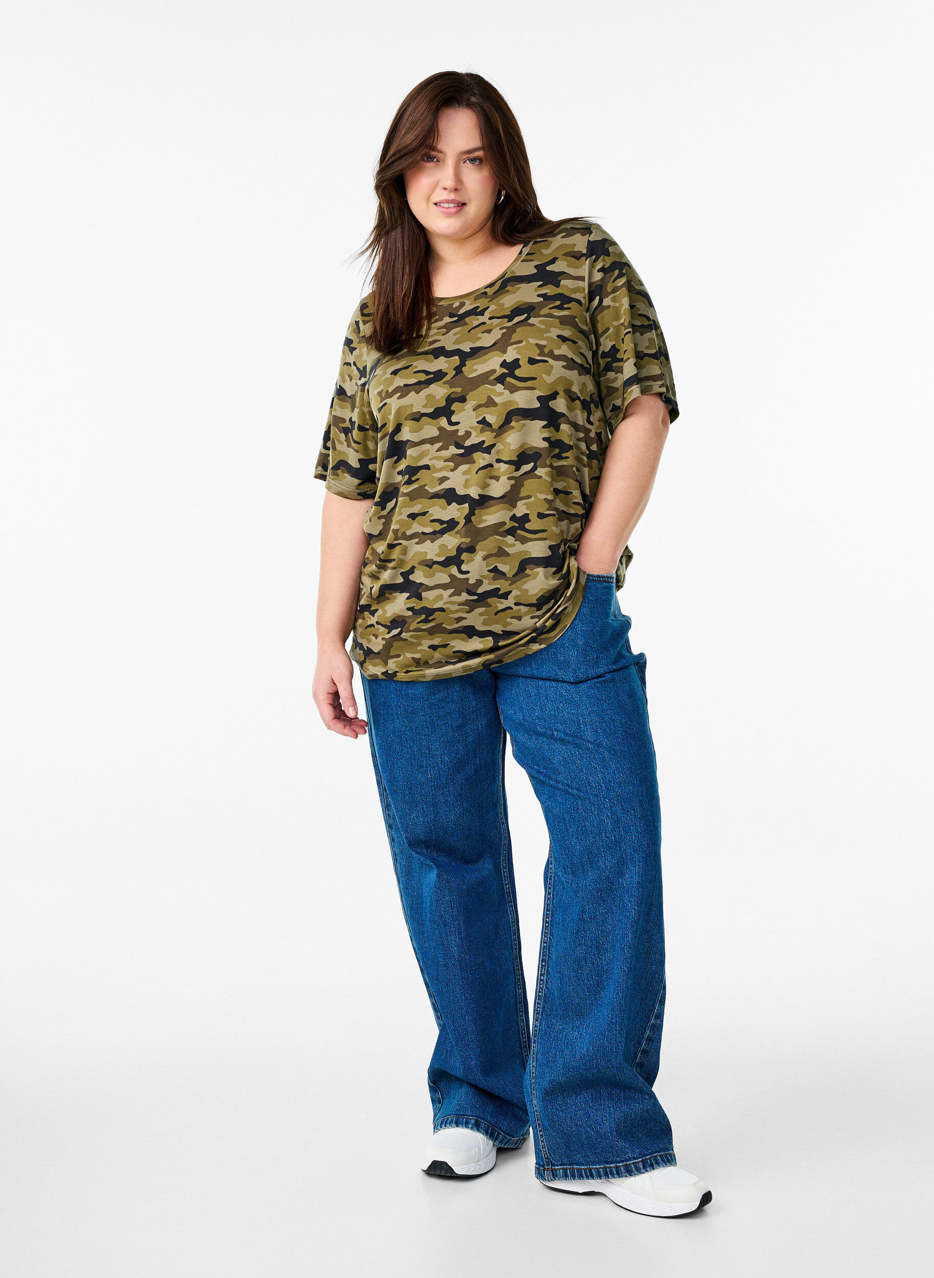 Zizzi T-shirt avec TENCEL&trade; Lyocell et impression camouflage, Vert, Model image number 1