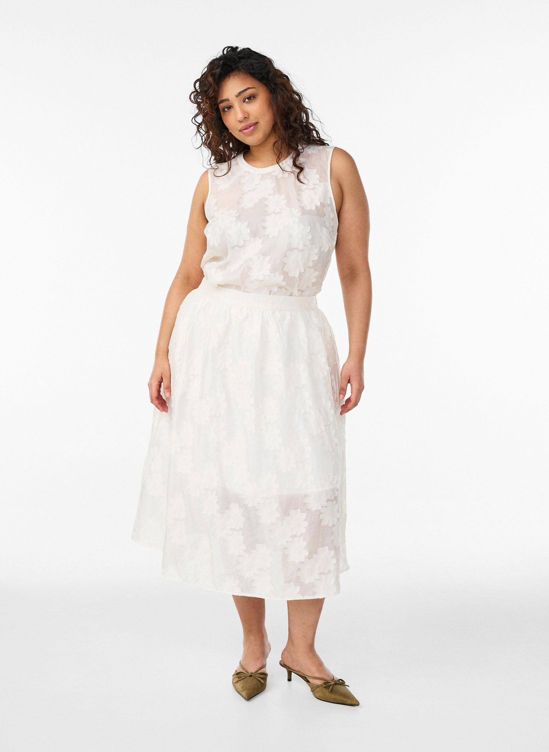 Jupe midi en jacquard floral, Vanille, Model