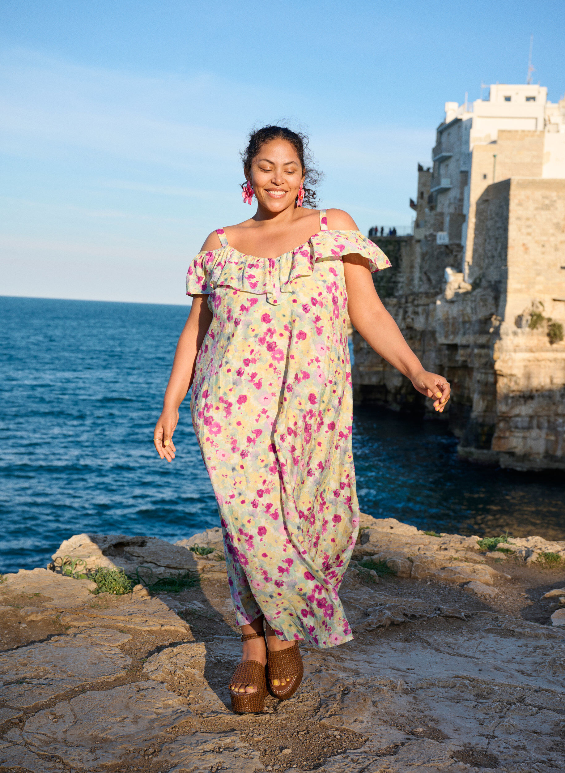 Zizzi Robe midi florale avec volants et &eacute;paules d&eacute;nud&eacute;es, Vanille, Image image number 0