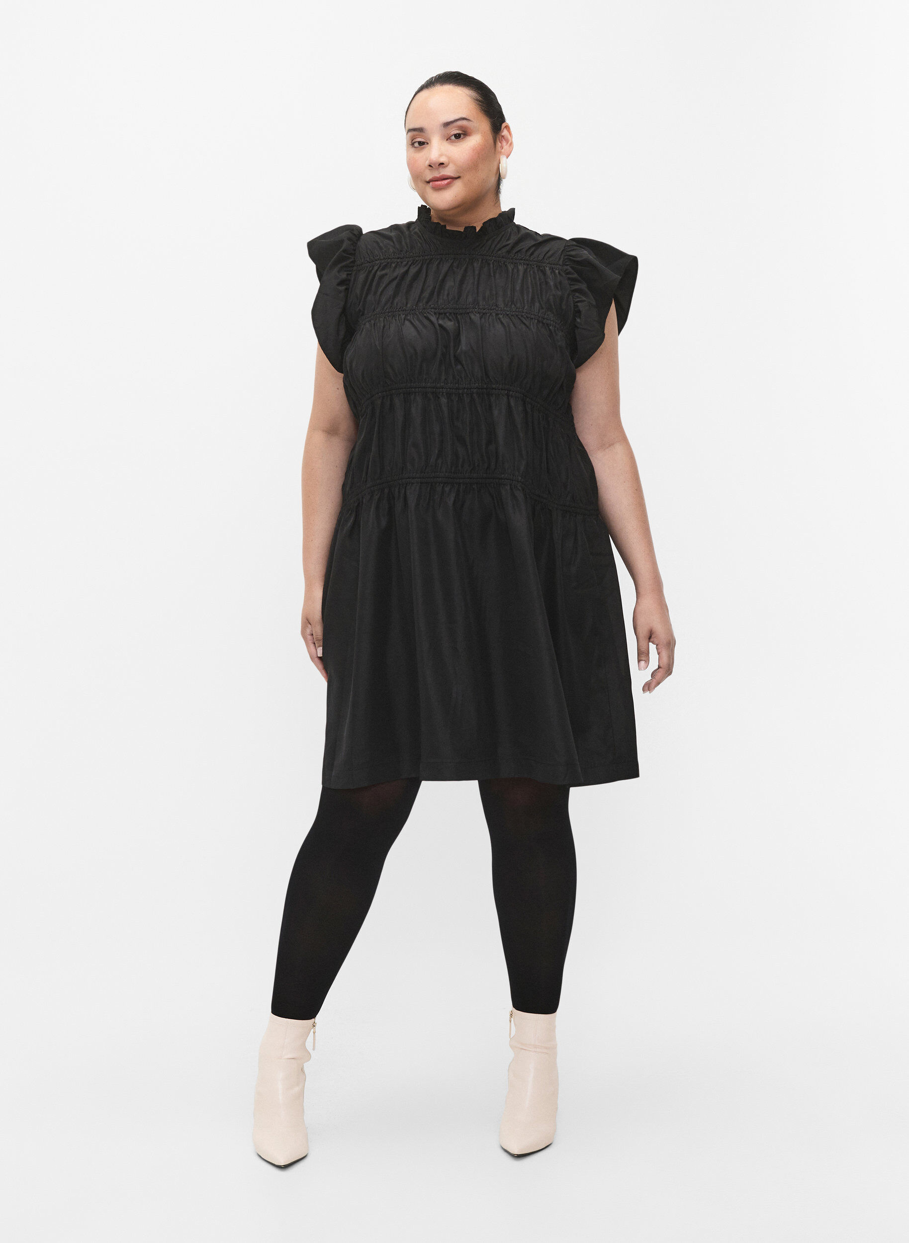 Zizzi Robe avec volants et lignes de coupe &eacute;lastiques, Black, Model image number 4