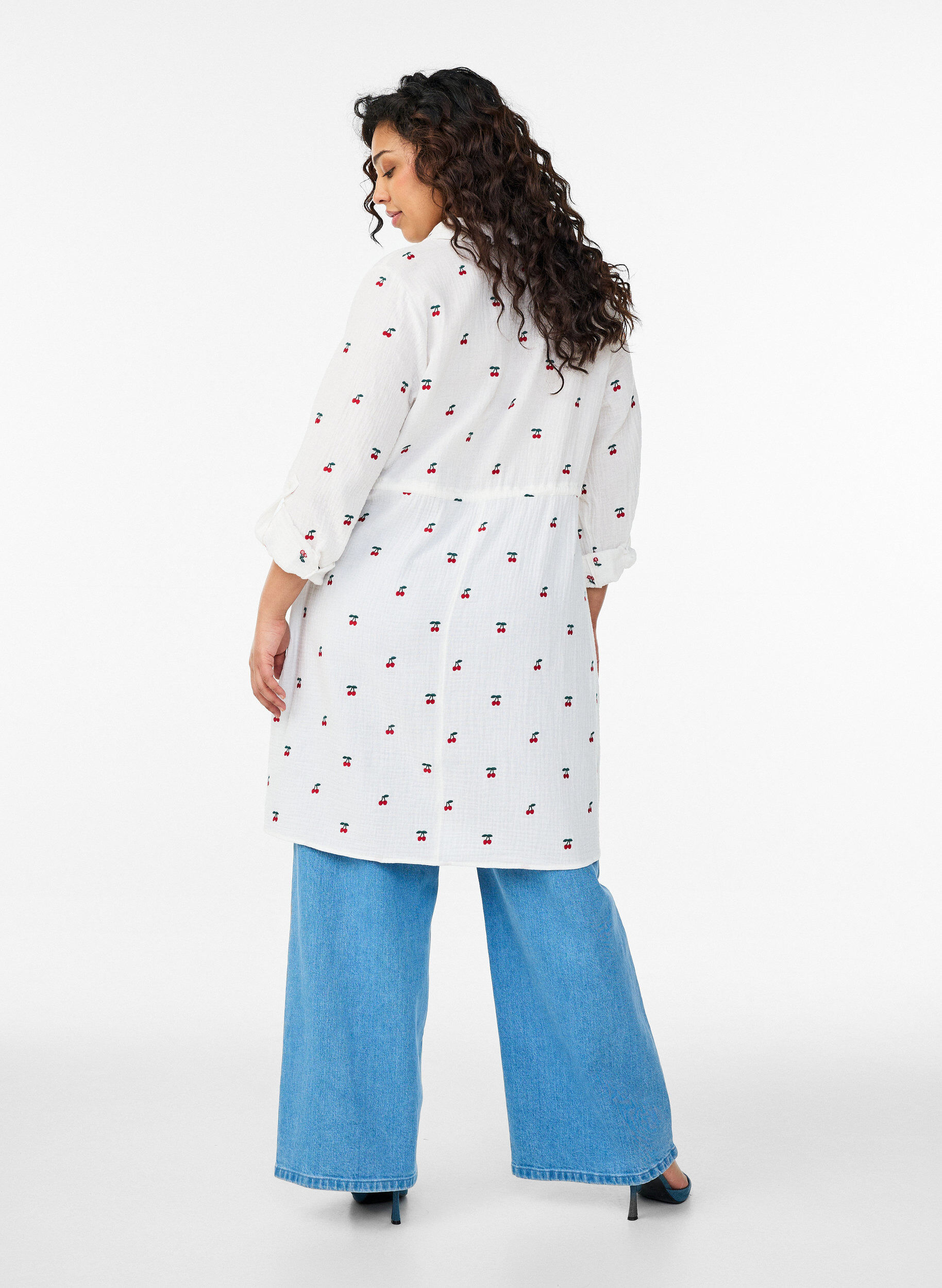 Zizzi Robe chemise en mousseline de coton avec motifs brod&eacute;s, Vanille, Model image number 2