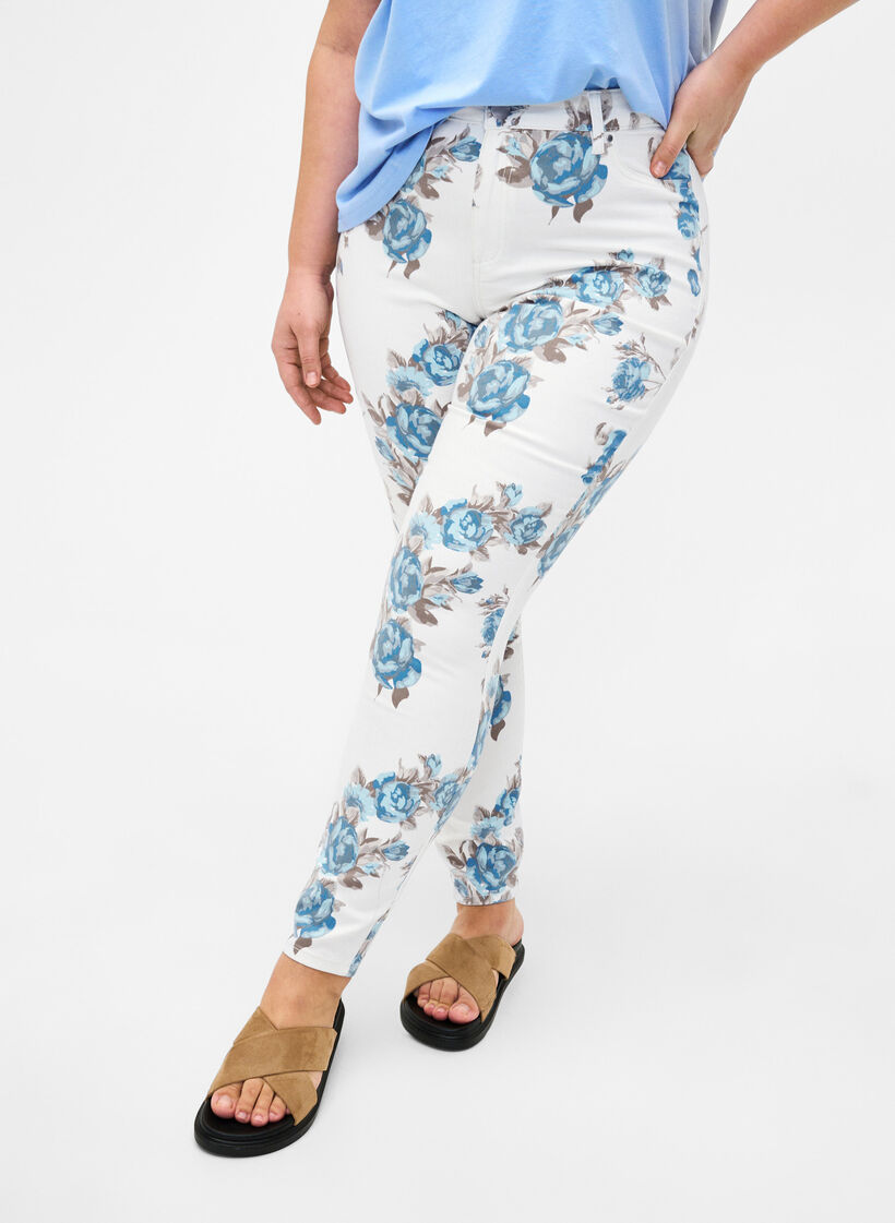 Jean Amy super slim avec un imprimé floral, Blanc, Model image number 2