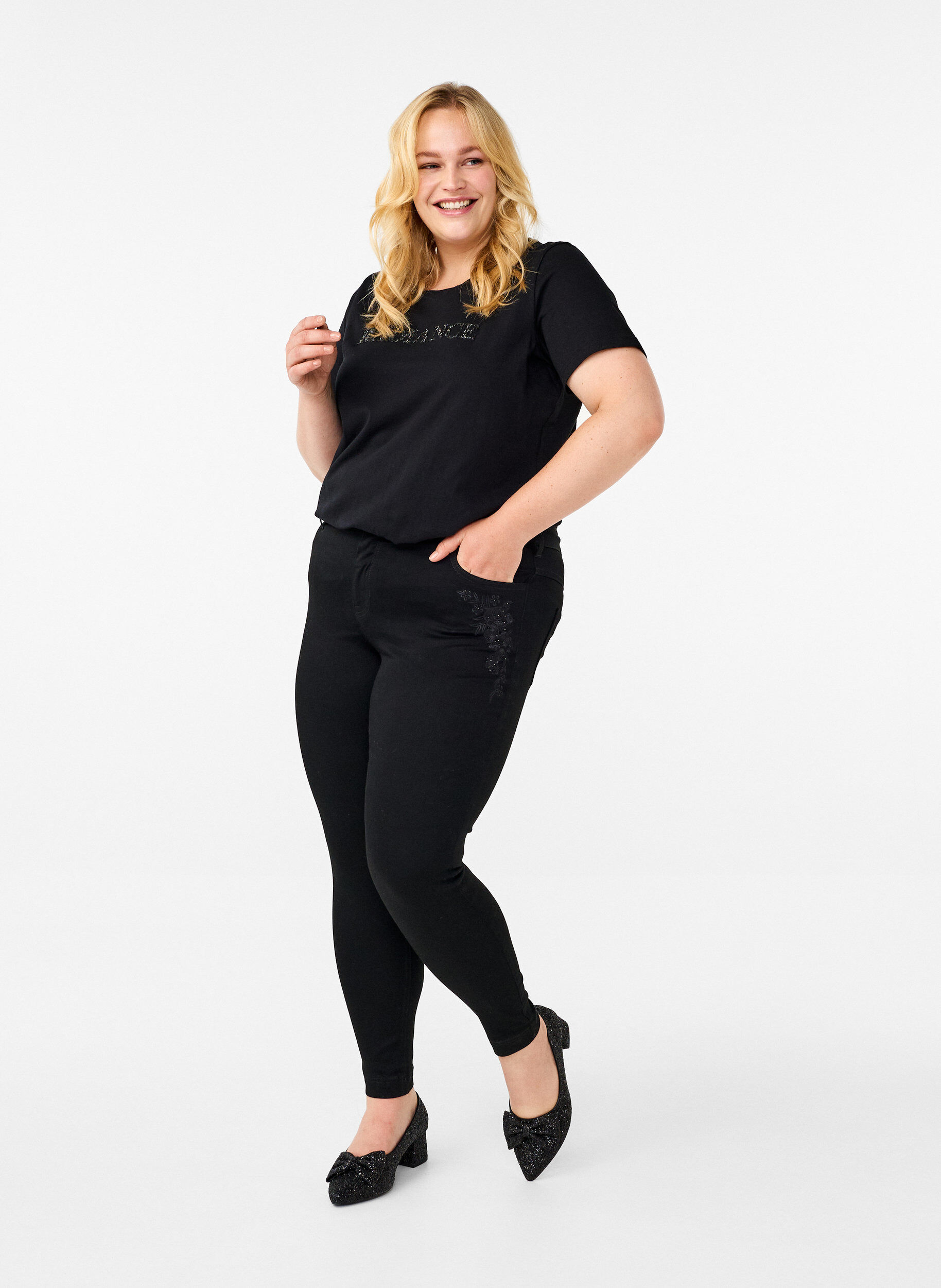Zizzi  Jeans Amy super slim avec d&eacute;tails brod&eacute;s, Black, Model image number 0