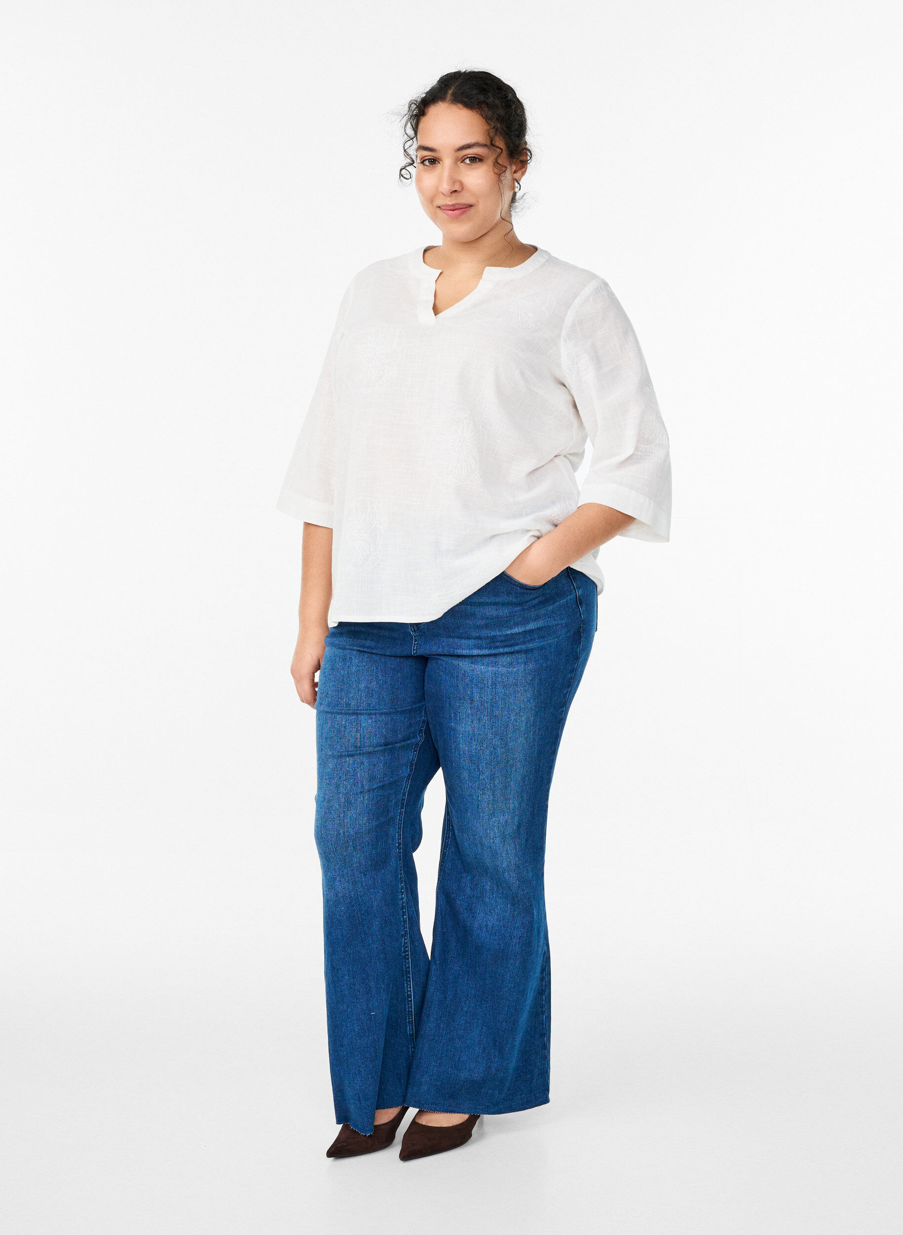 Zizzi Blouse en coton avec d&eacute;tails brod&eacute;s et manches 3/4, Blanc, Model image number 1