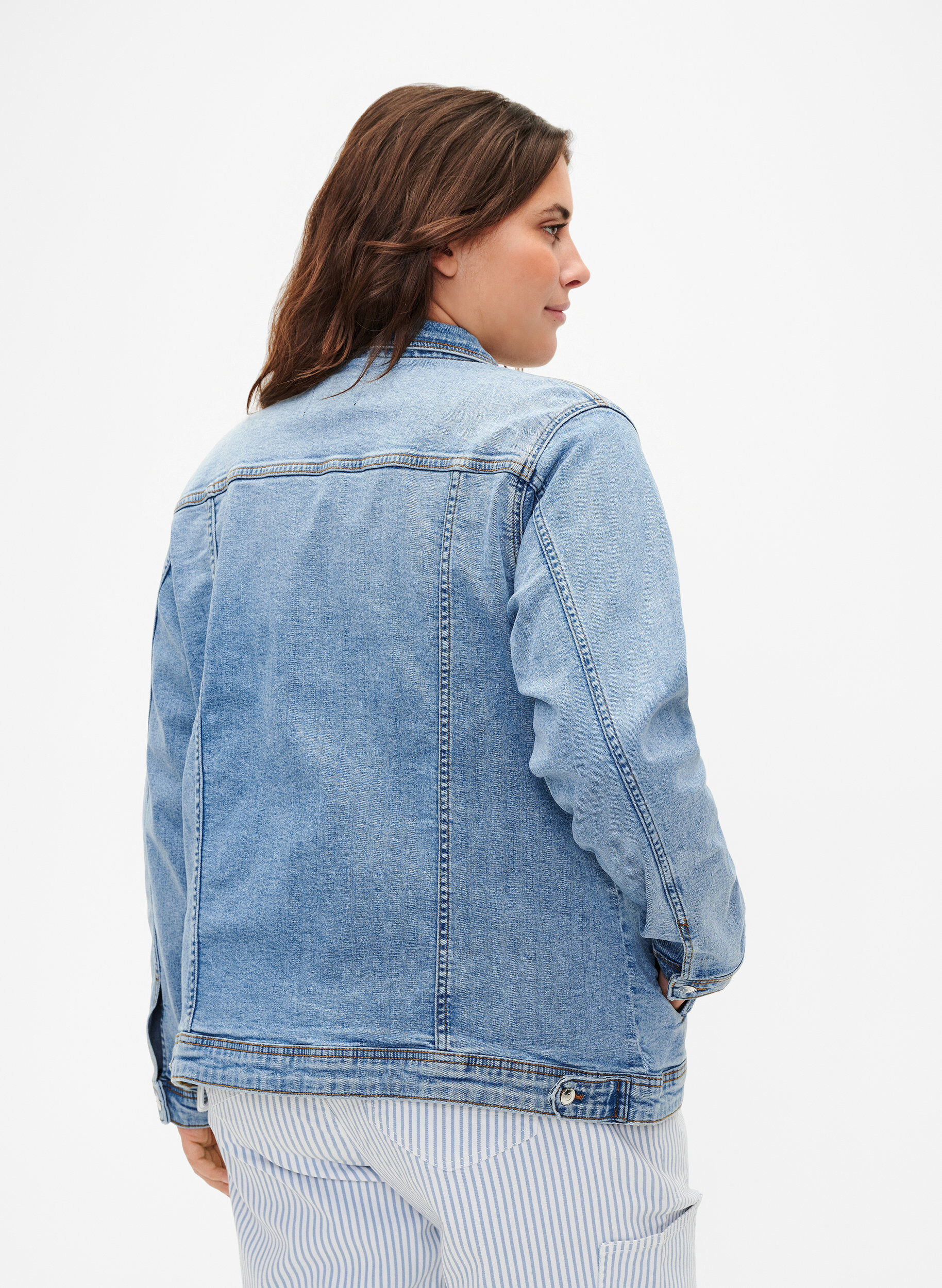 Zizzi Veste courte en jean en coton, Light blue denim, Model image number 1