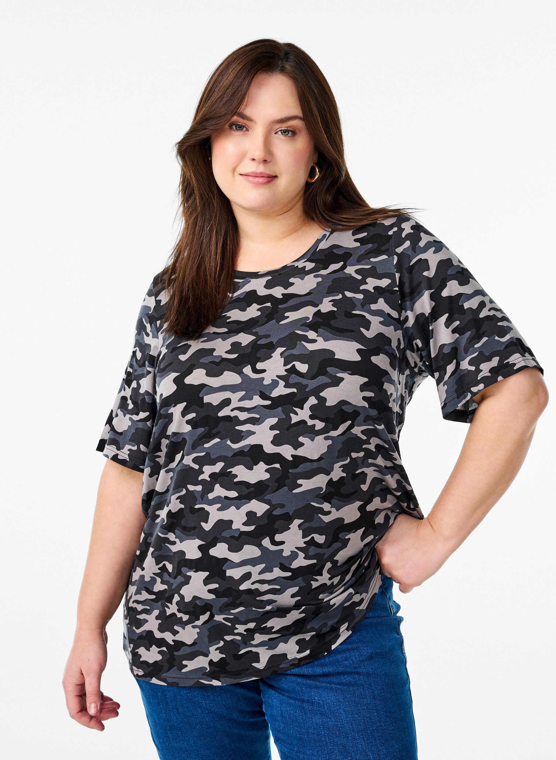 Zizzi T-shirt avec TENCEL&trade; Lyocell et impression camouflage, Gris, Model image number 0