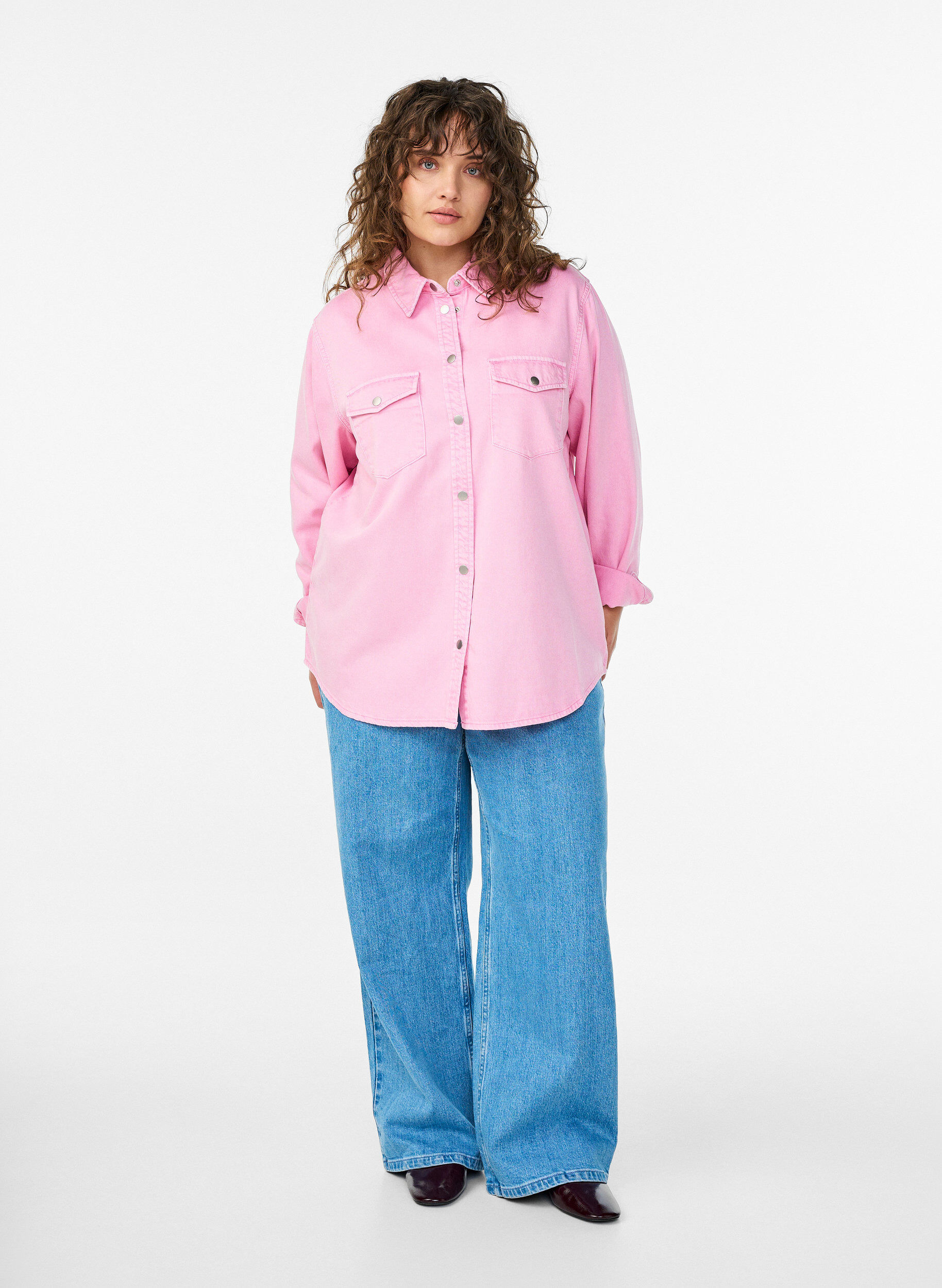 Zizzi Chemise en jean avec poches poitrine, Rose, Model image number 1