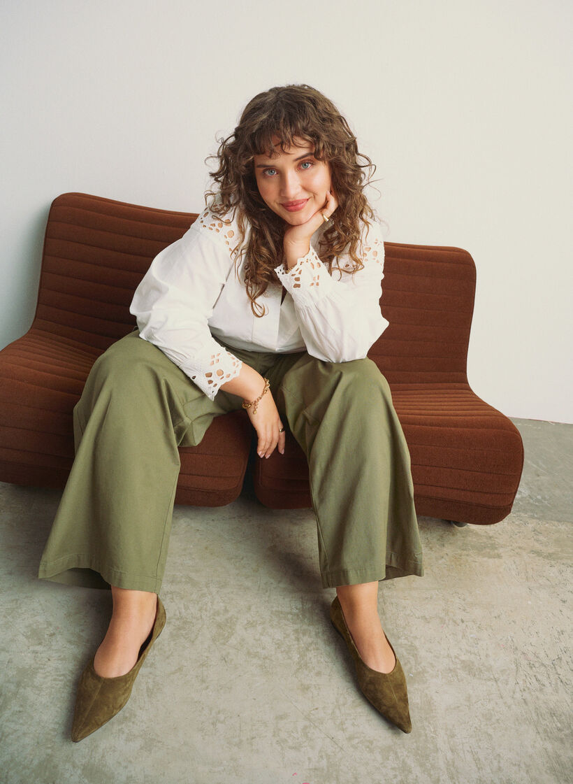 Blouse avec col en V et d&eacute;tails en broderie anglaise, Blanc, Image