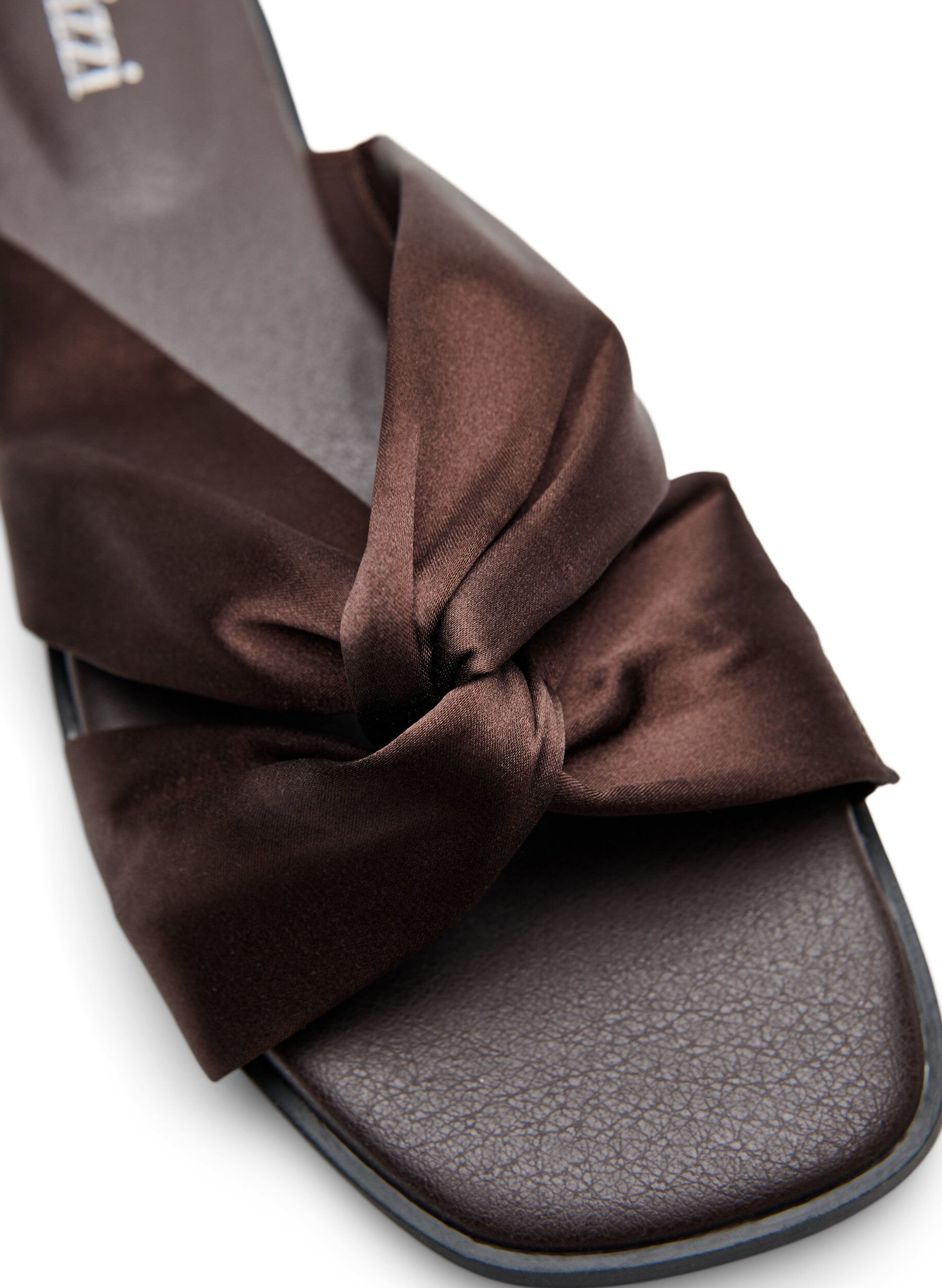 Zizzi Sandales plates avec brides crois&eacute;es en satin, Marron, Packshot image number 2